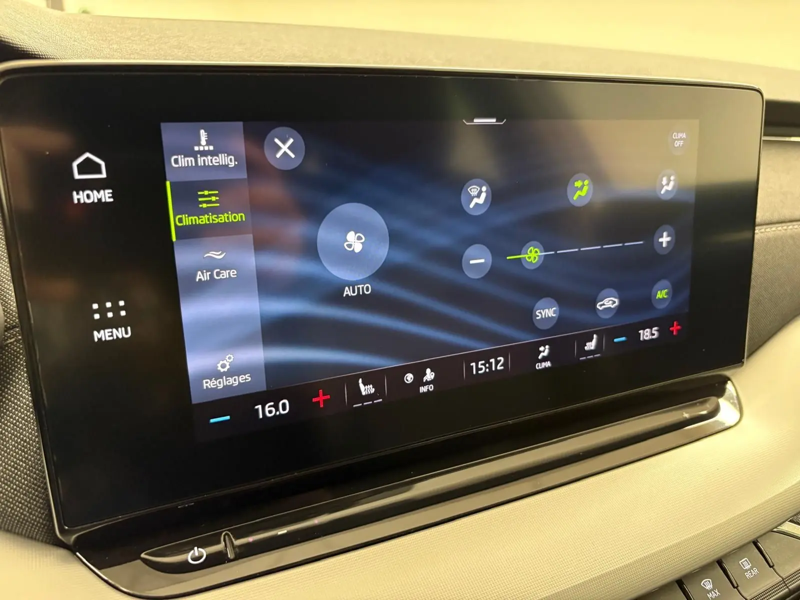 Écran tactile central de la Skoda Octavia Combi 2023 gris argent, affichant le menu climatisation en mode automatique.