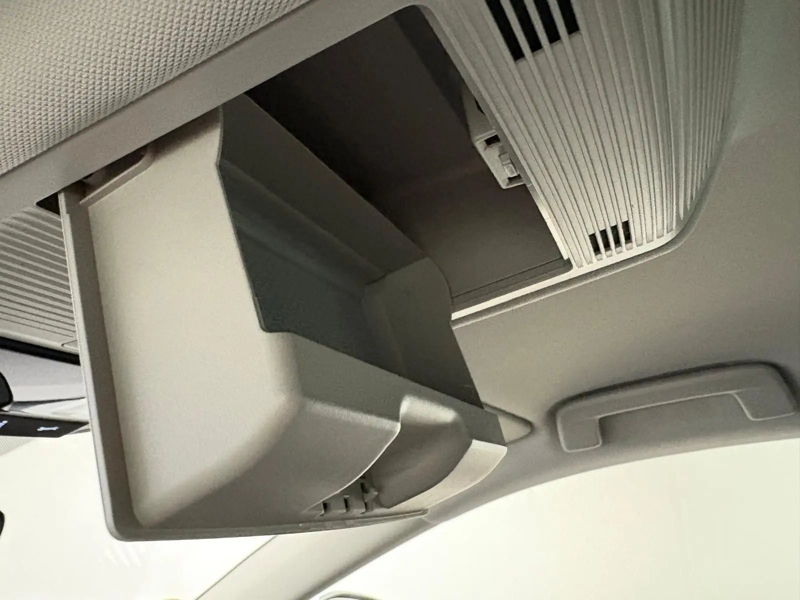 Rangement lunettes gris intégré au plafond de la Skoda Octavia Combi 2023, version Style, vue intérieure.