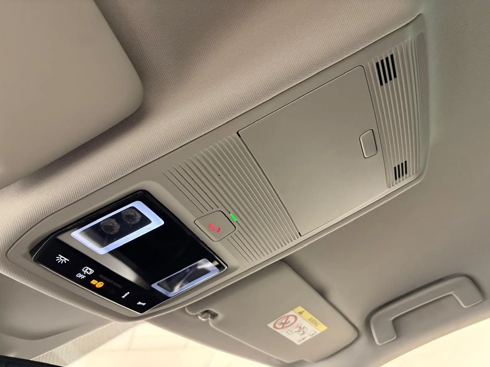 Plafonnier intérieur avec éclairage LED et commandes, dans une Skoda Octavia Combi gris argent 2023 vue de l'habitacle.