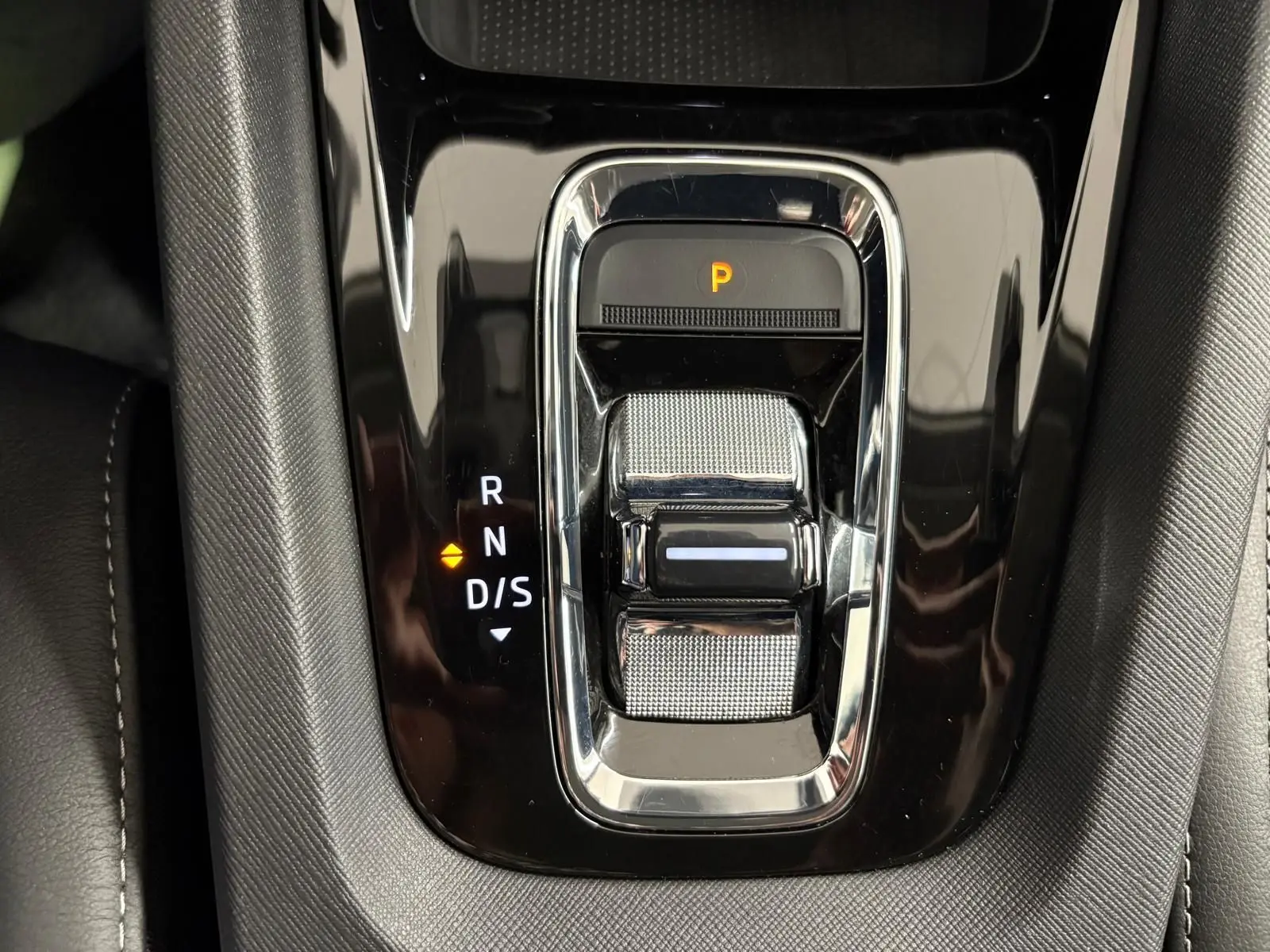 Gros plan sur la commande de boîte automatique DSG7 noire brillante de la Skoda Octavia Combi gris argent 2023.