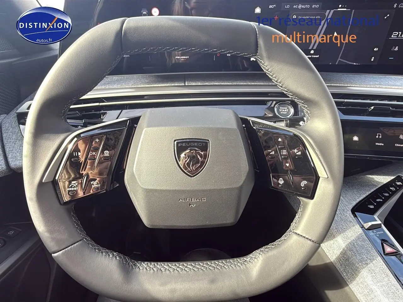 Vue rapprochée du volant cuir gris titane du Peugeot 3008 2025 avec commandes multifonctions et tableau de bord digital.