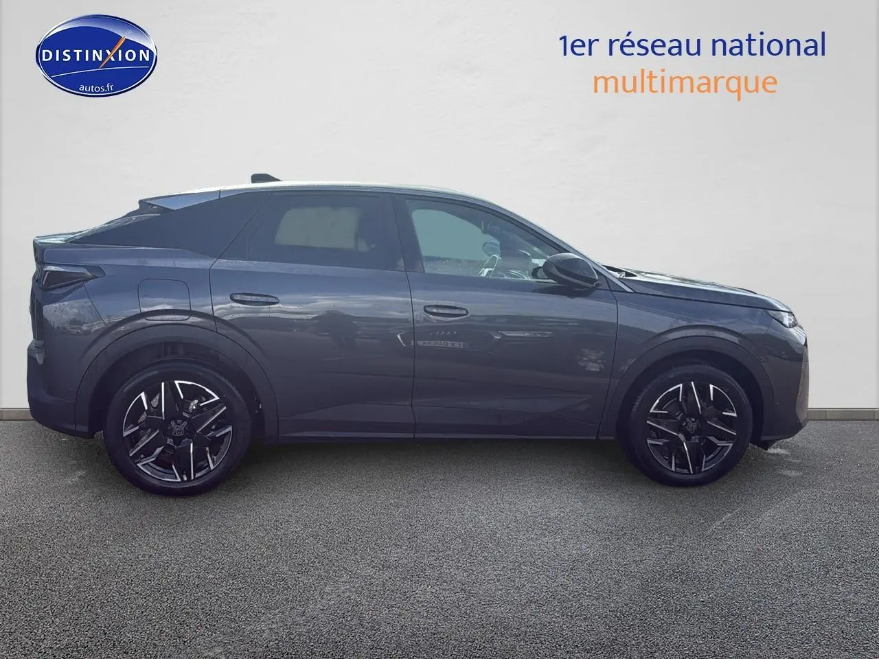 Profil droit du Peugeot 3008 gris titane 2025 avec jantes alliage et lignes modernes sur fond neutre.