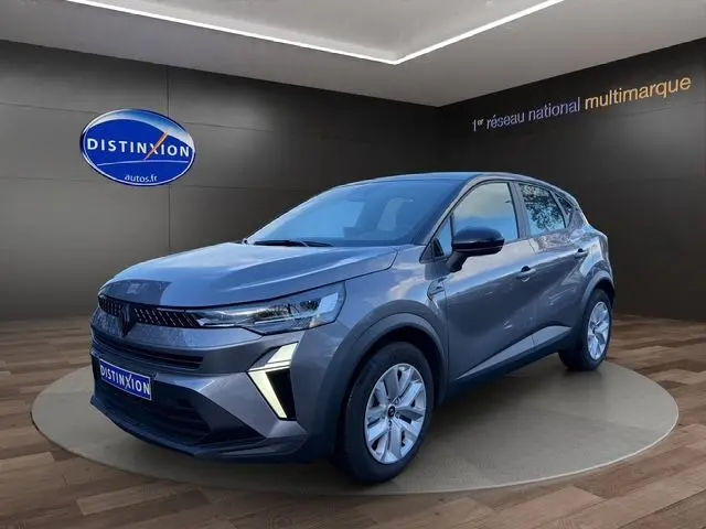 Renault Captur 2024 gris Cassiopée avec toit noir en 3/4 avant droit, feux LED et jantes 17 pouces visibles