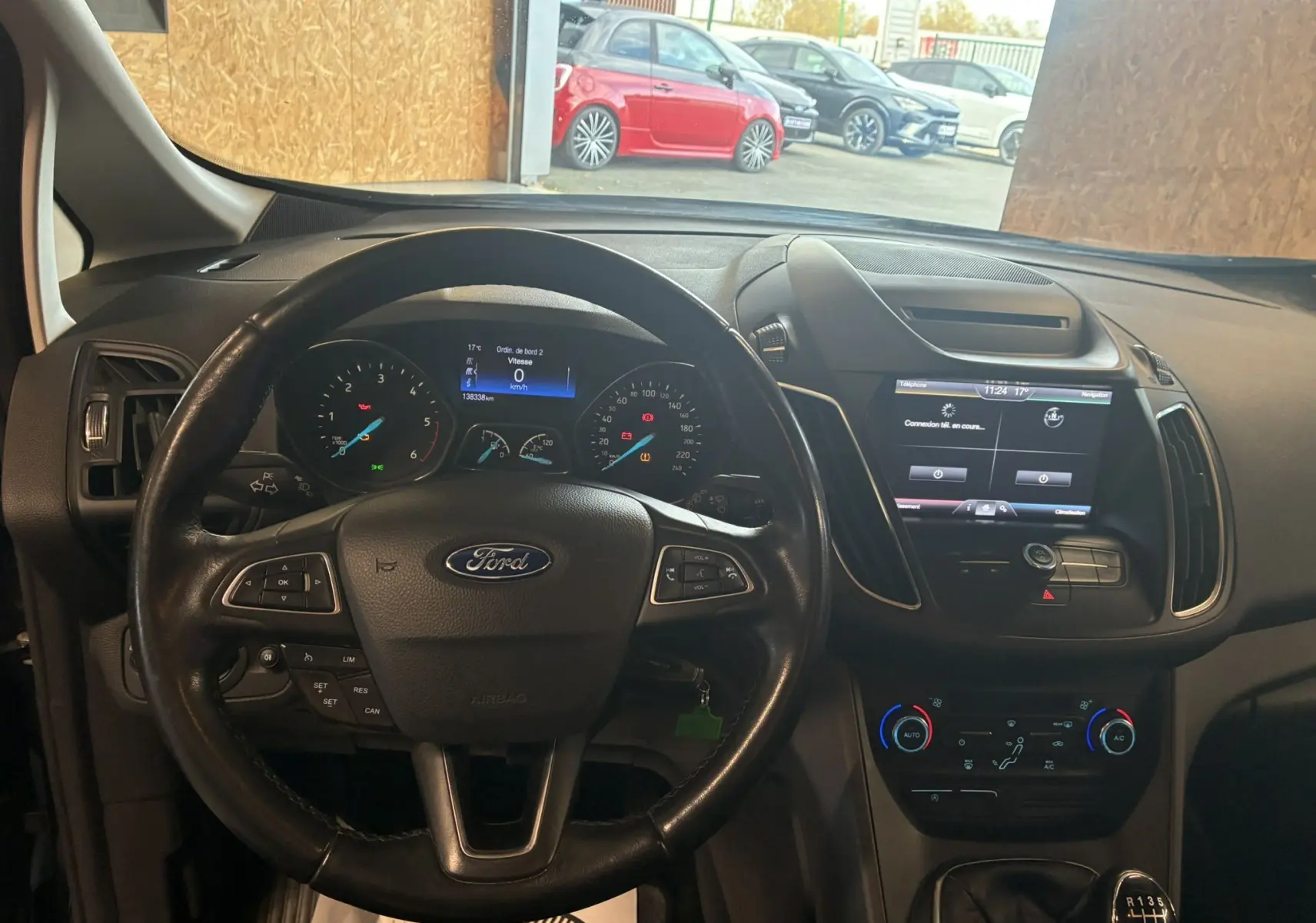 Vue intérieure avant du Ford C-MAX gris 2015, tableau de bord avec écran tactile et volant multifonction en cuir.