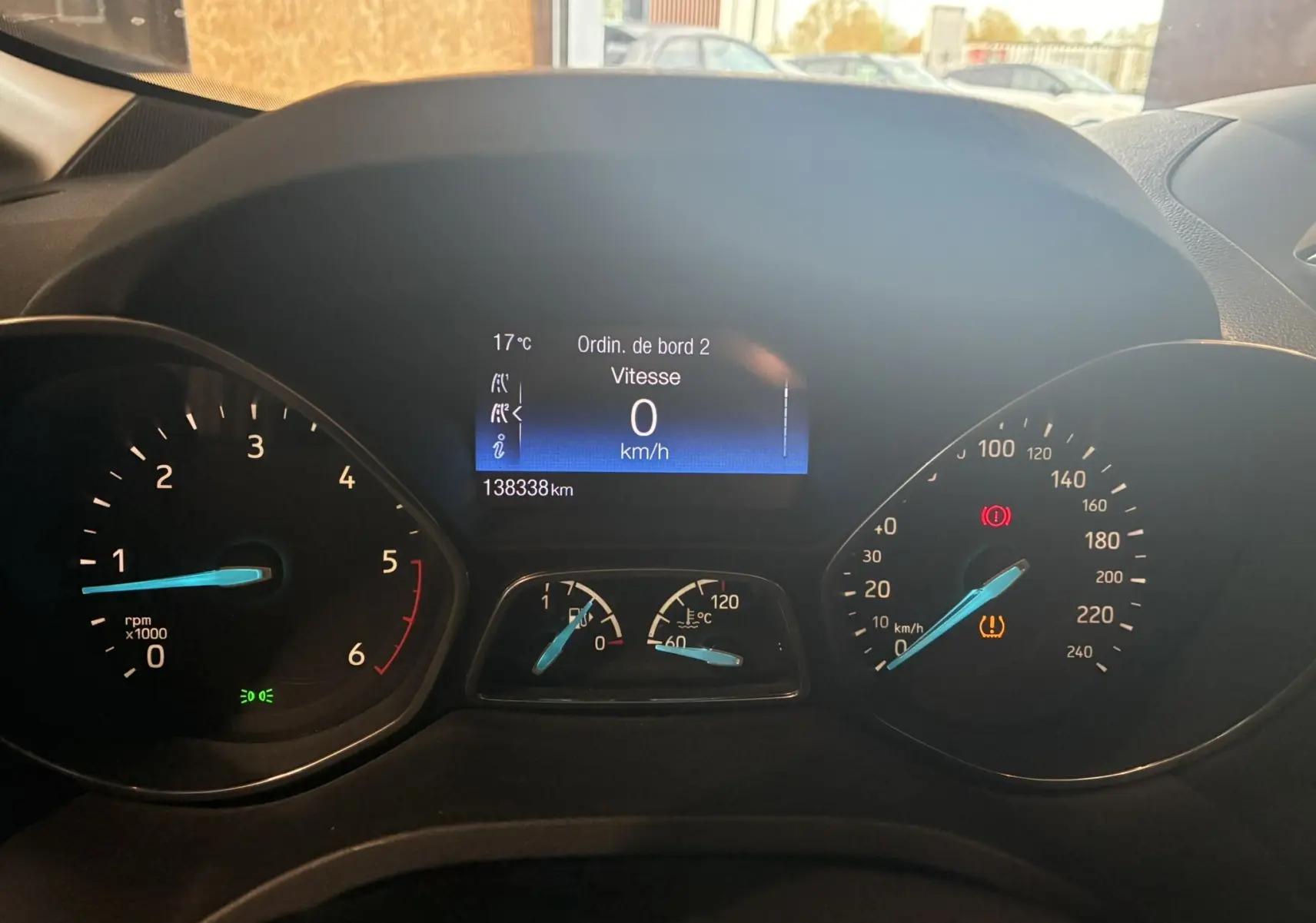 Vue rapprochée du tableau de bord du Ford C-MAX gris 2015, affichant vitesse à 0 km/h et compte-tours.