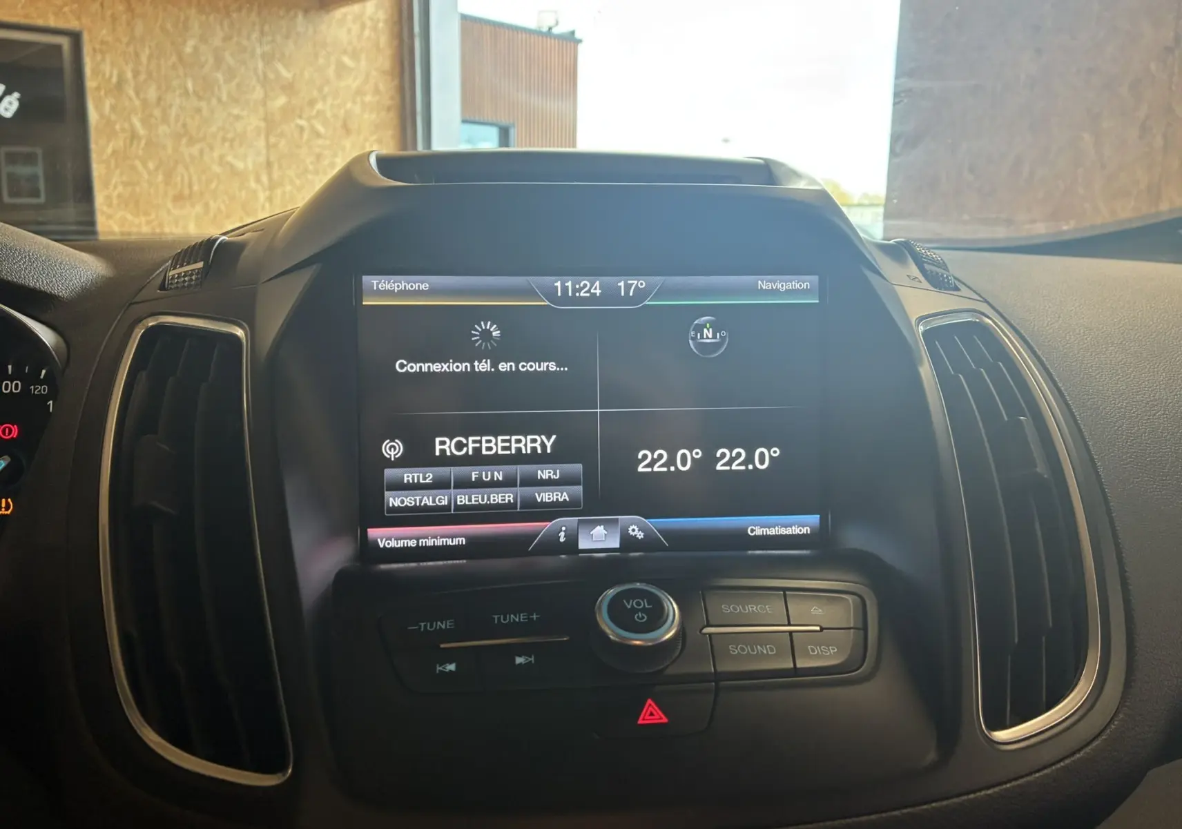 Vue rapprochée de l'écran central tactile et des commandes de climatisation du Ford C-MAX gris, version 2015.