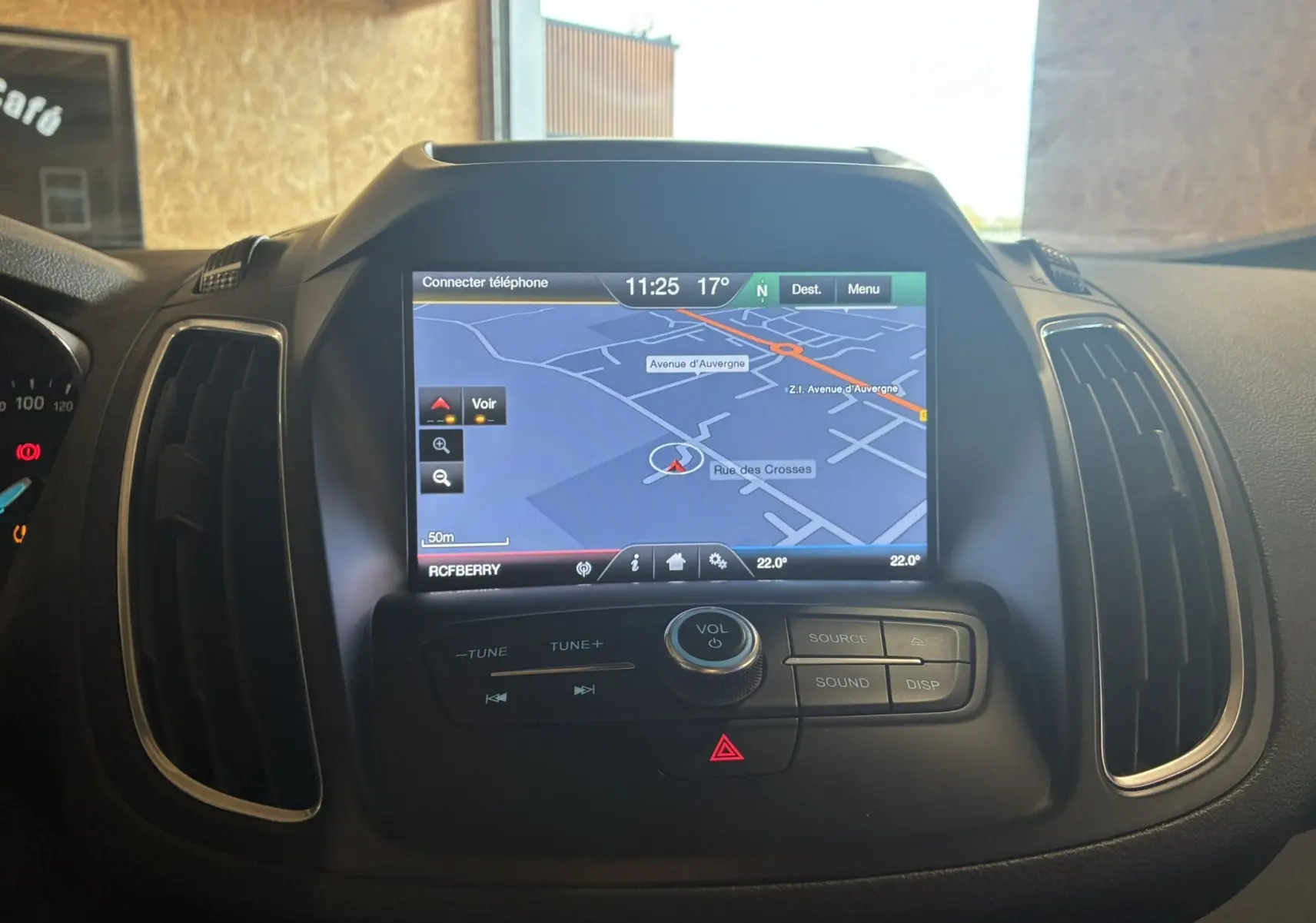 Écran central du tableau de bord du Ford C-MAX gris 2015, affichant le GPS avec commandes audio intégrées.