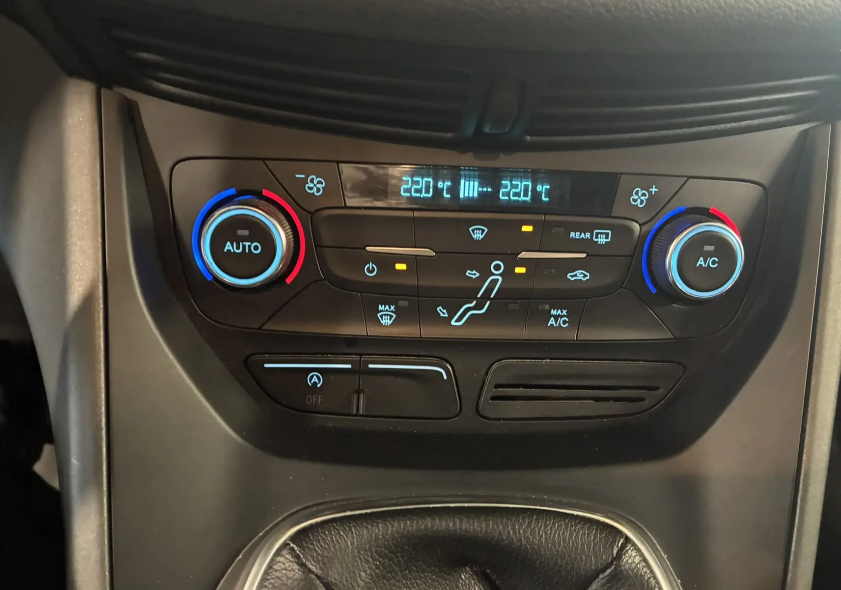 Panneau de commande de climatisation du Ford C-MAX gris, affichant 22°C en mode automatique avec régulation bi-zone.