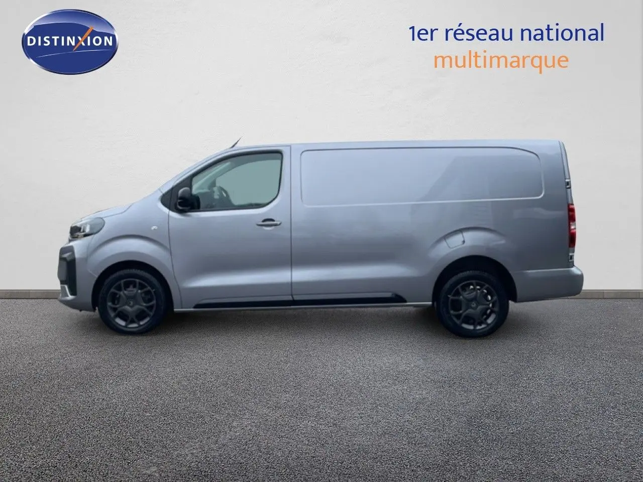 Profil droit d'un Citroën Jumpy Van Long L3 gris Artense métallisé avec jantes noires sur fond neutre.