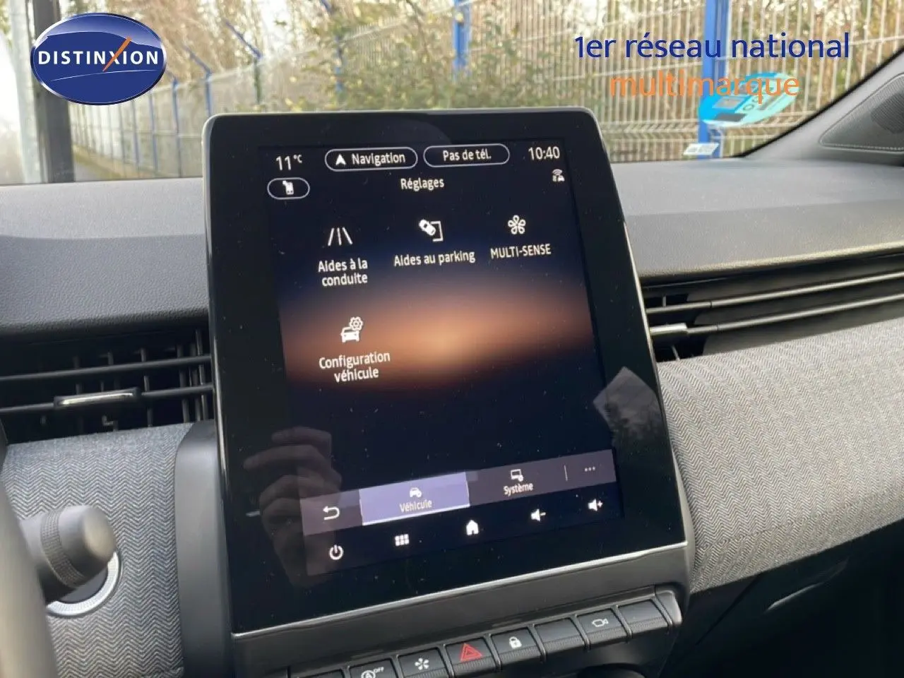 Écran tactile central affichant les réglages d’aide à la conduite dans l’habitacle gris clair d’une Renault Clio 2025.