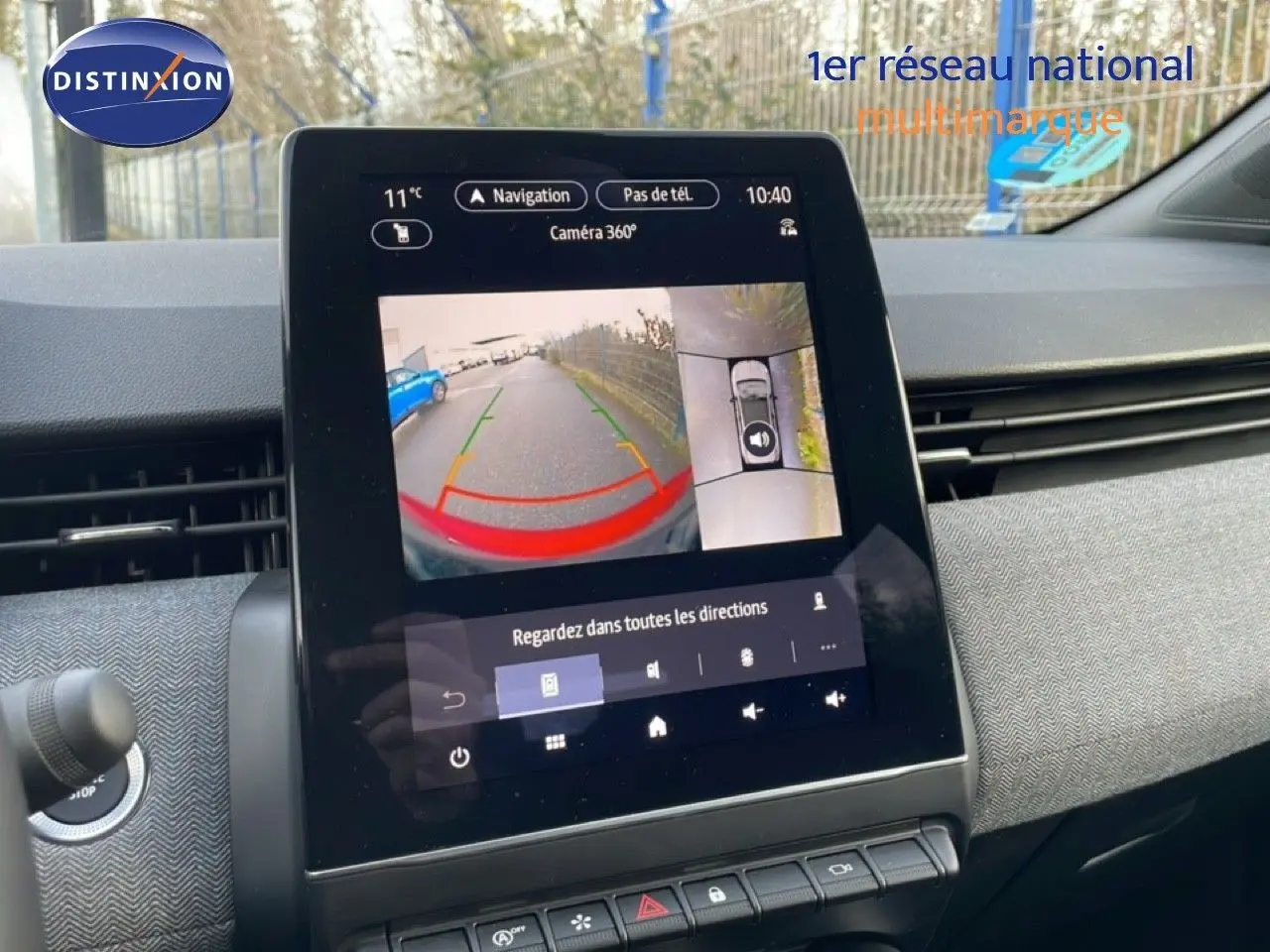 Écran central de Renault Clio 2025 montrant la caméra 360° avec vue arrière et latérale, intérieur tissu gris.