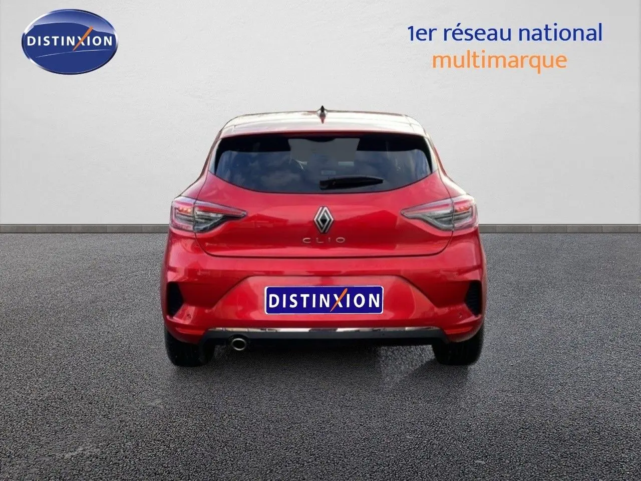 Vue arrière d'une Renault Clio rouge Désir Métal 2025 avec feux LED et logo centré sur fond neutre.