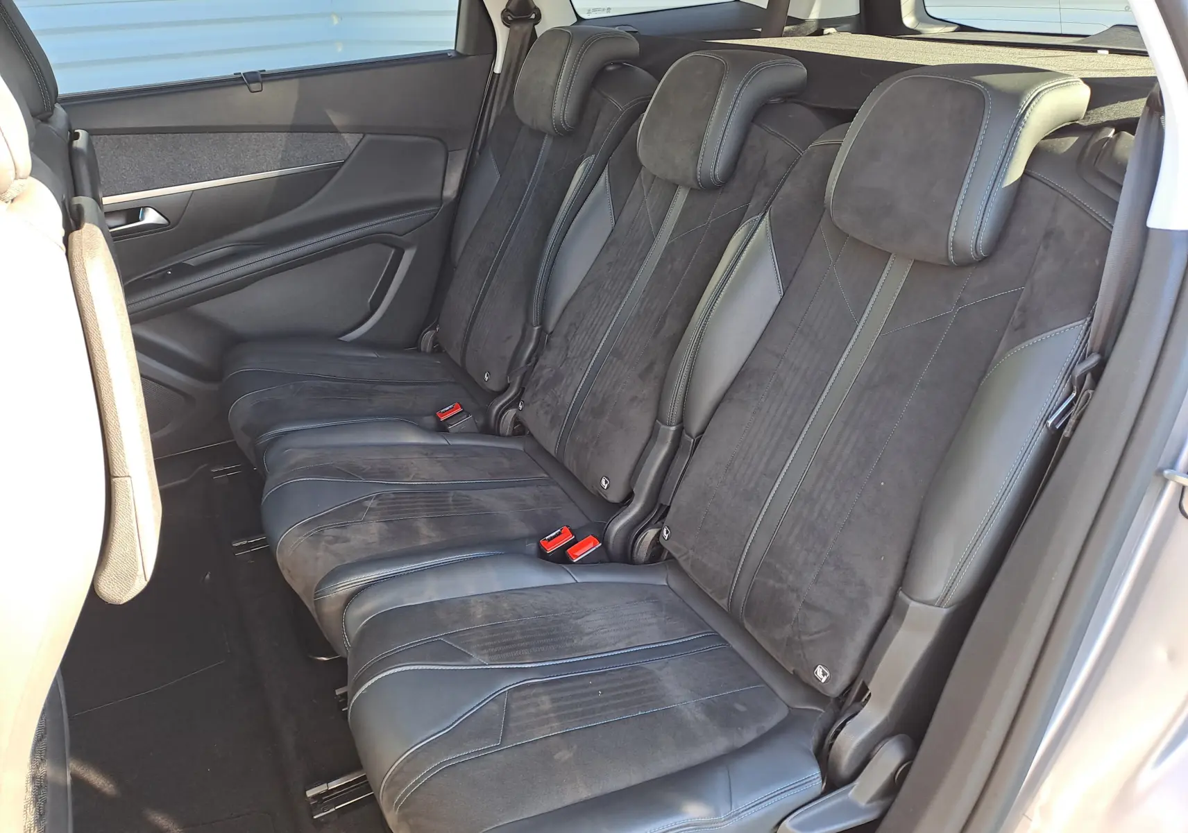 Vue intérieure côté droit des sièges arrière en cuir et alcantara noirs du Peugeot 5008 gris 7 places, version Crossway 2019.