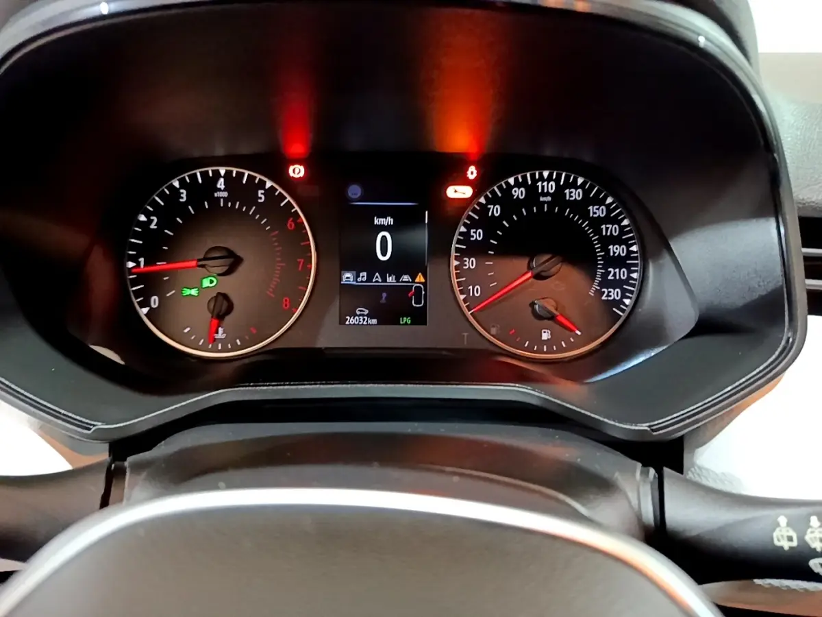 Vue rapprochée du tableau de bord de la Renault Clio Business blanc, affichage digital et compteurs analogiques.