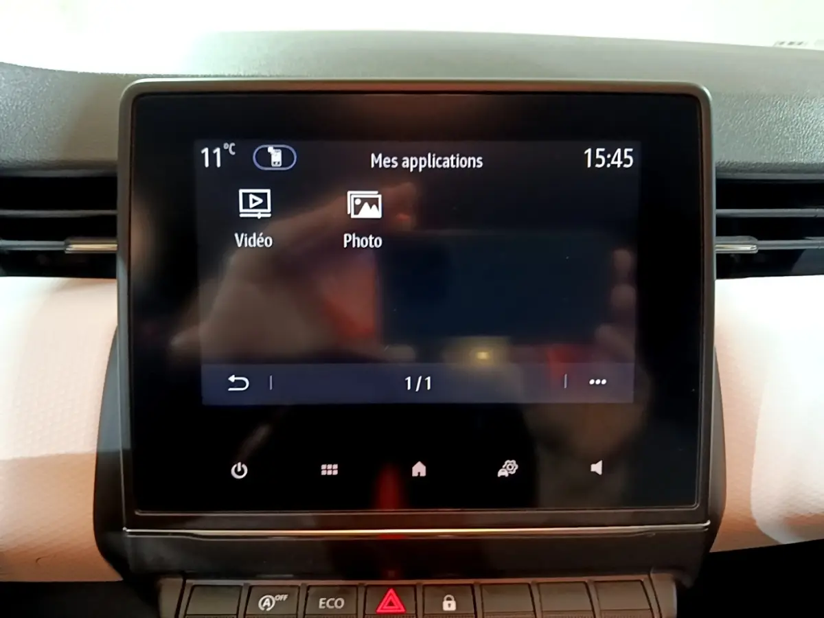 Écran tactile central 7 pouces de la Renault Clio Business blanc, affichant le menu applications vidéo et photo.
