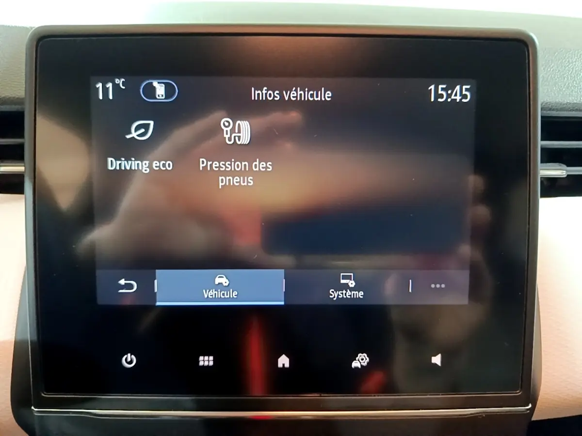 Écran tactile central de la Renault Clio Business blanc, affichant les infos véhicule sur la pression des pneus.
