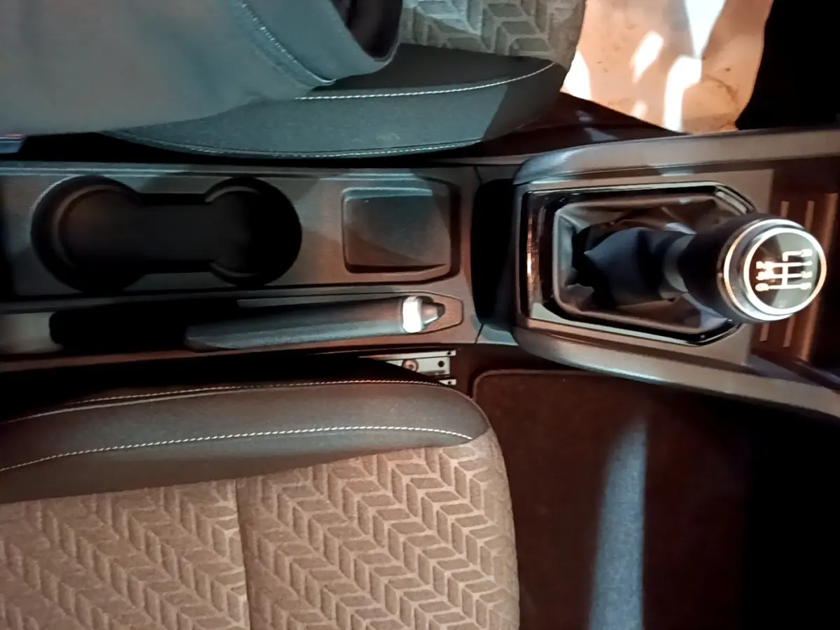 Vue intérieure centrée sur la console centrale et levier de vitesses manuel de la Renault Clio Business TCe 100 GPL 2023.