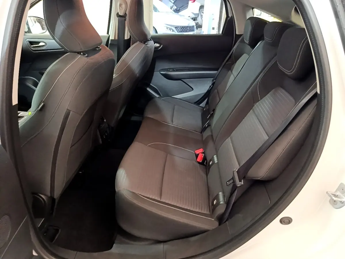 Vue intérieure côté droit des sièges arrière noirs du Renault Arkana blanc, montrant la banquette 3 places et les appuie-têtes.