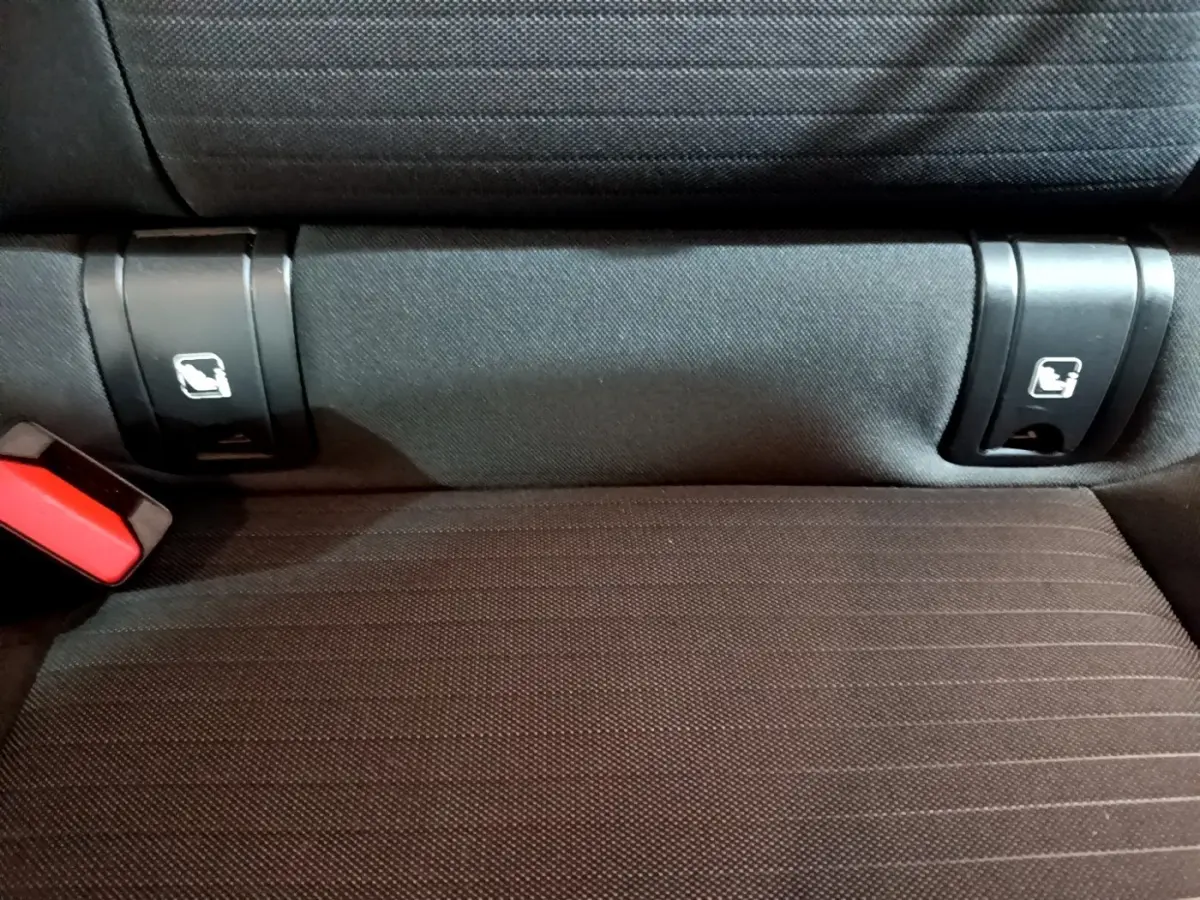 Détail de la banquette arrière noire du Renault Arkana avec attaches Isofix visibles sur les côtés.