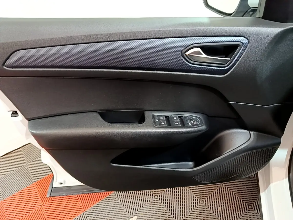 Vue rapprochée de la porte avant gauche noire avec commandes électriques sur Renault Arkana blanc 2023.