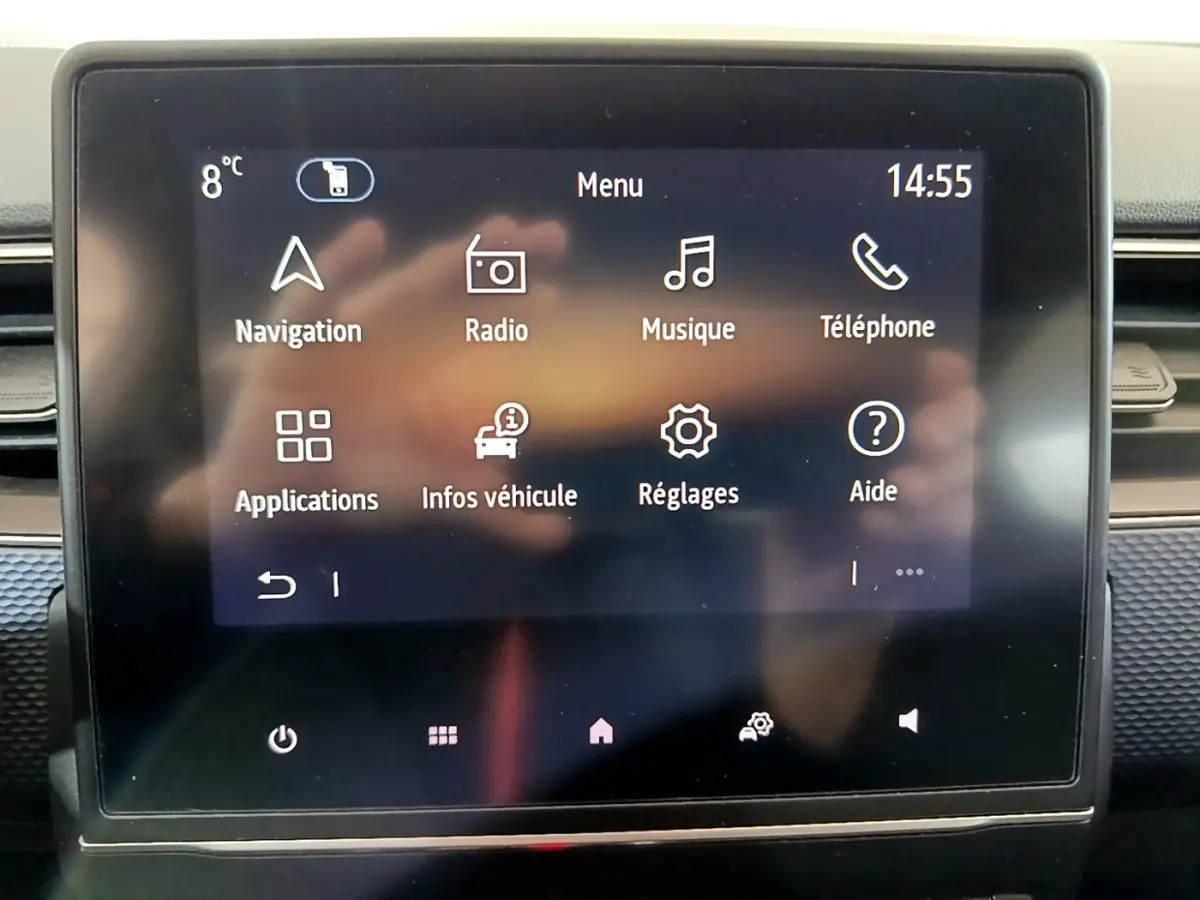 Écran tactile central affichant le menu principal du système multimédia du Renault Arkana blanc, vue de face.