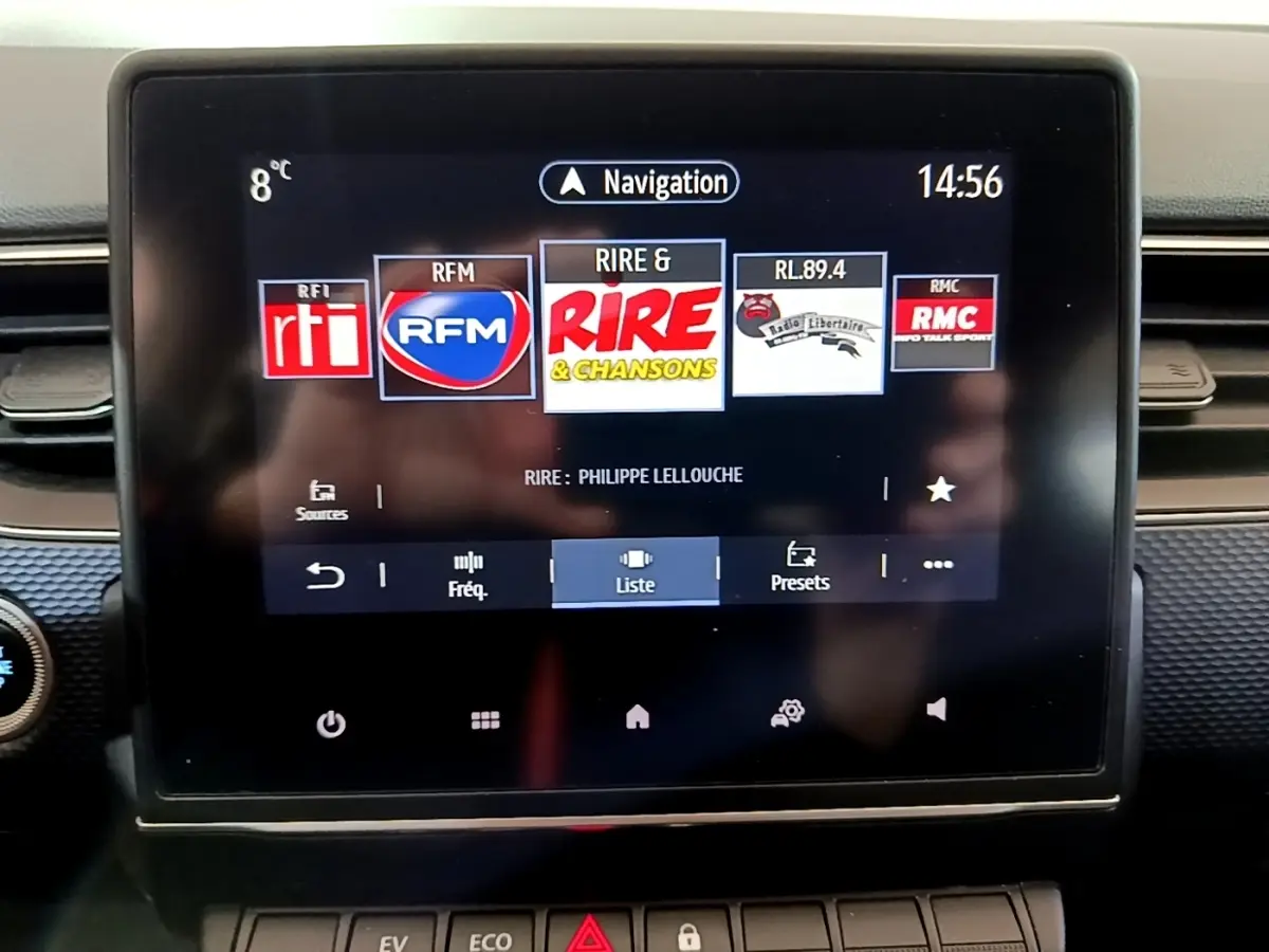 Écran tactile central affichant la navigation et les radios dans l’habitacle du Renault Arkana blanc.