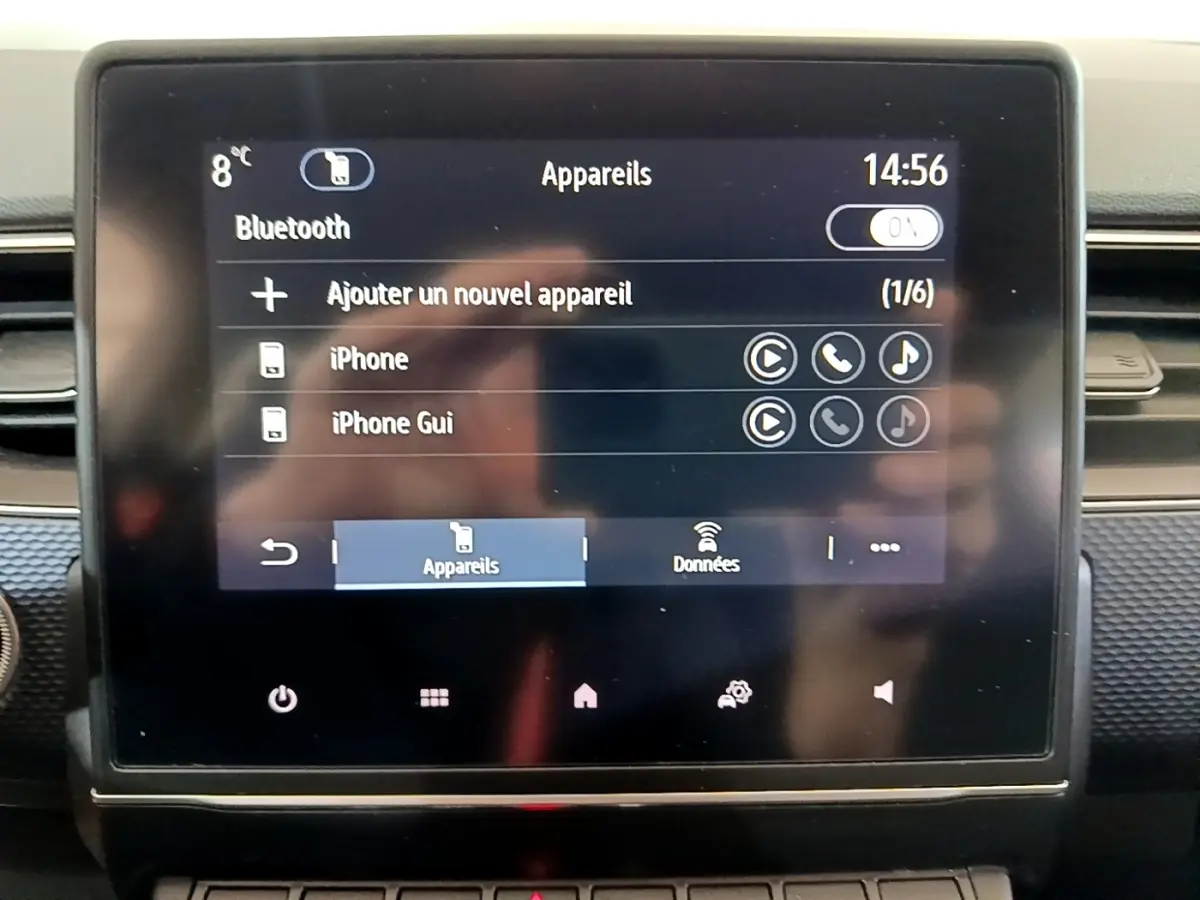 Écran tactile central de la Renault Arkana blanc 2023 affichant menu Bluetooth avec options de connexion appareils.