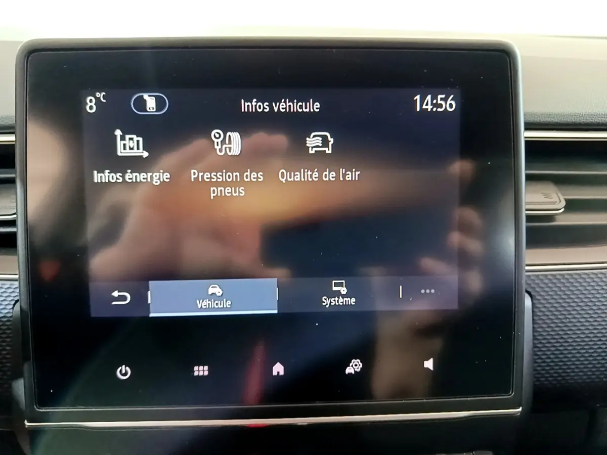 Écran tactile central affichant les infos véhicule dans une Renault Arkana blanc, vue intérieure frontale.