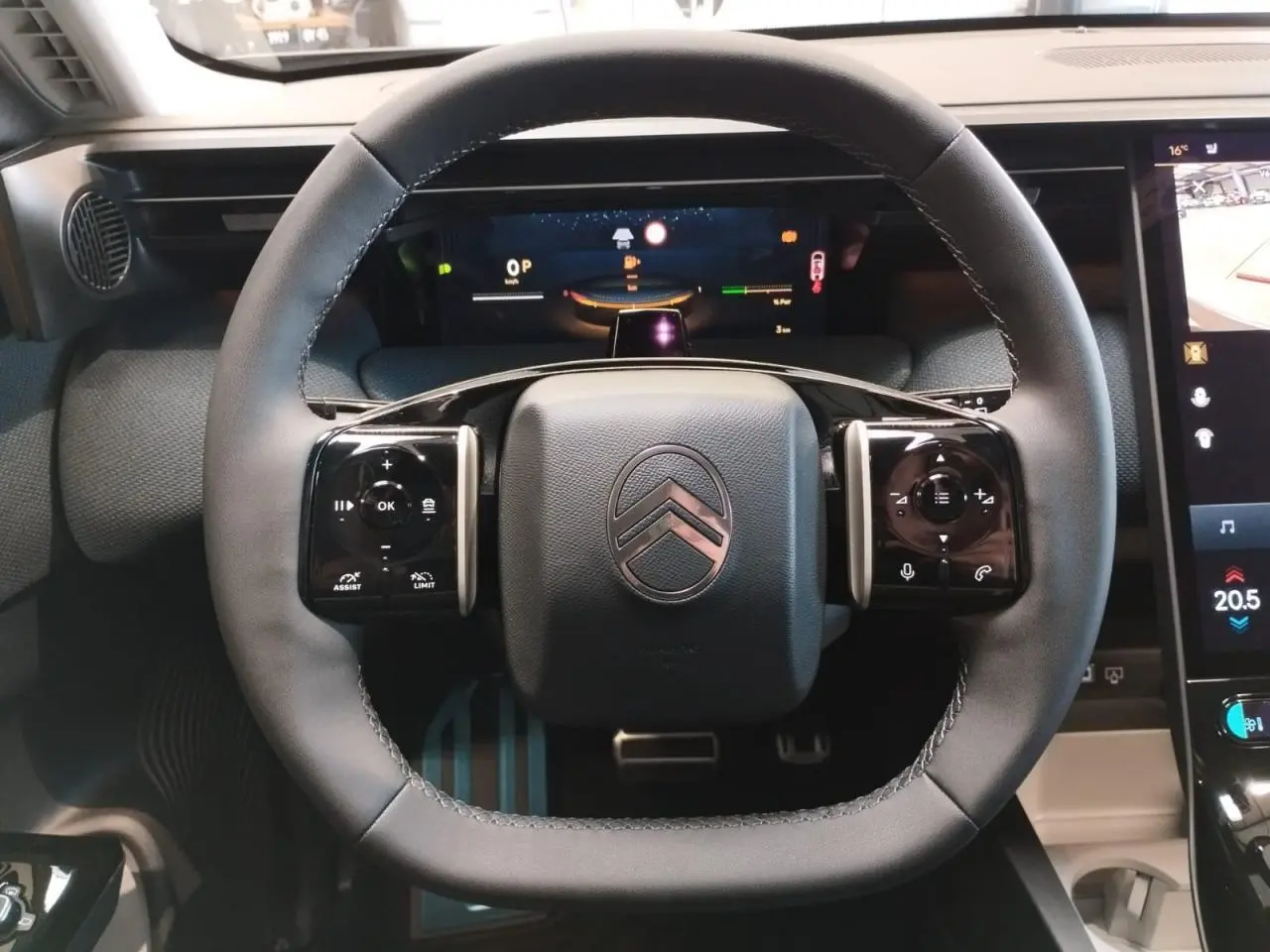 Vue rapprochée du volant noir brillant du Citroën C5 Aircross 2026 avec commandes tactiles intégrées.