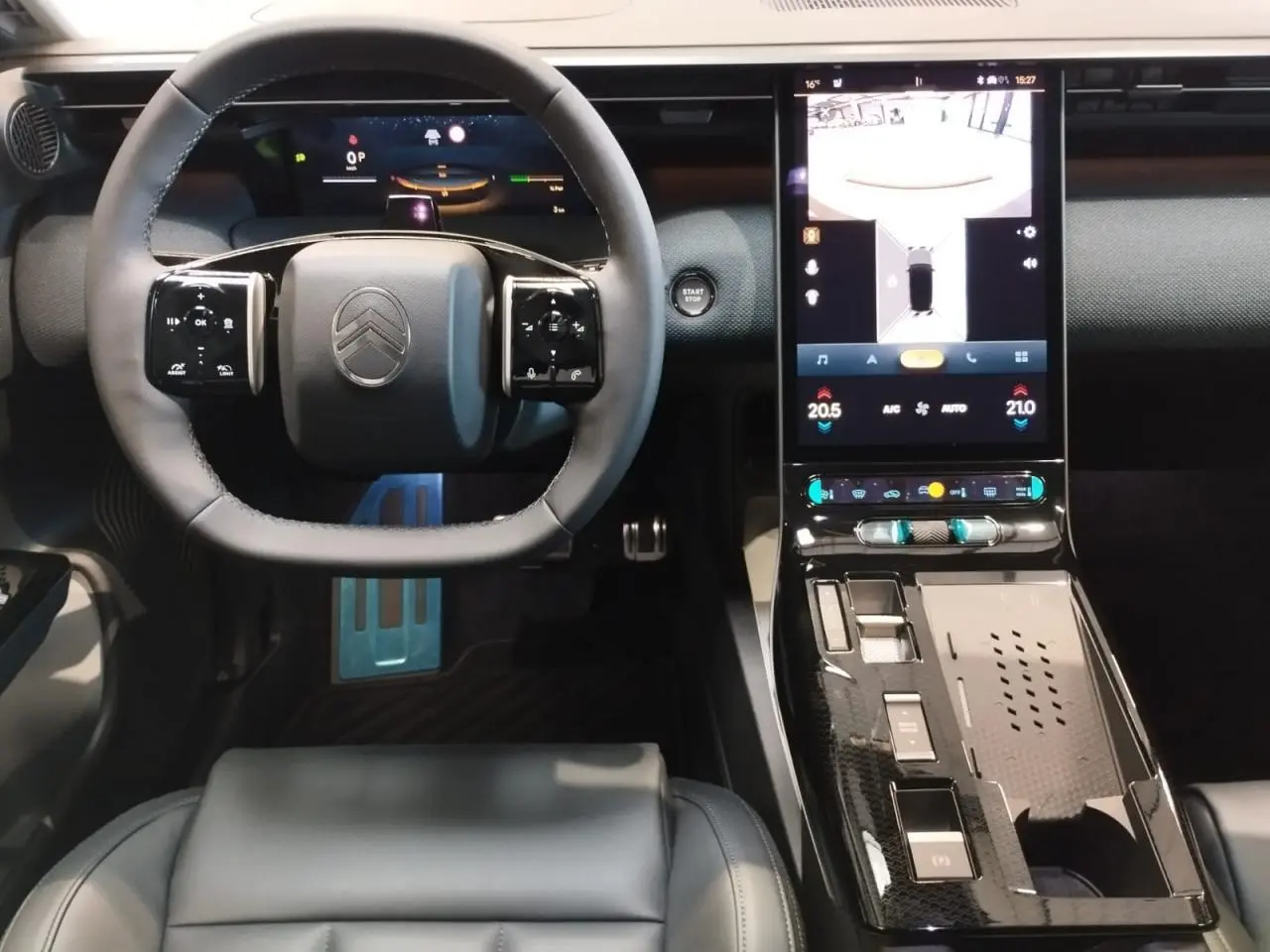 Vue intérieure frontale du poste de conduite du Citroën C5 Aircross 2026, avec volant cuir noir et écran tactile vertical.