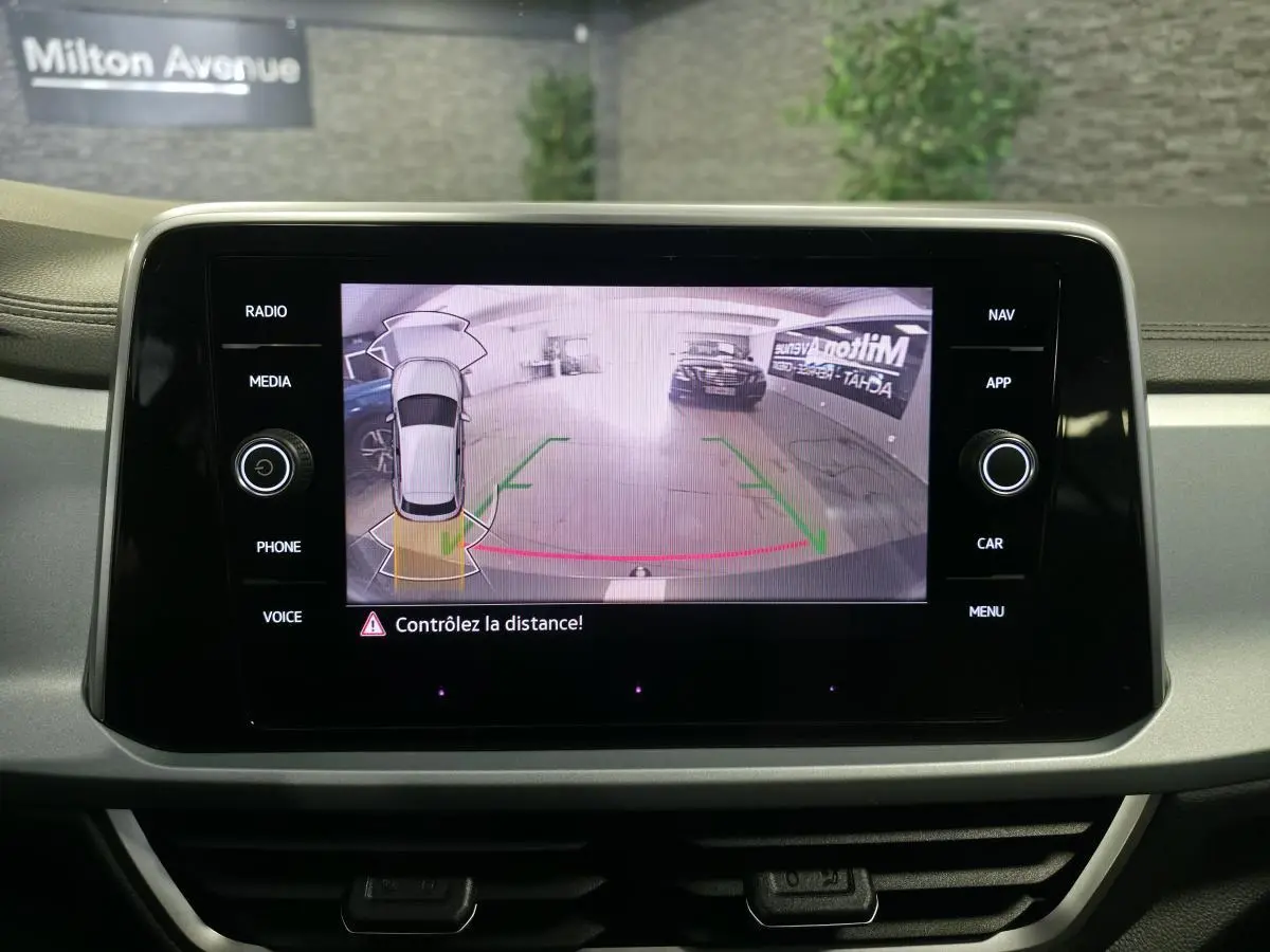 Écran tactile intérieur affichant la caméra de recul avec guidage dynamique du Volkswagen T-Roc gris.