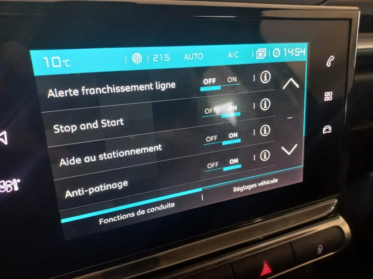 Écran tactile central de la Citroën C3 noire 2024 affichant les réglages d’aides à la conduite.