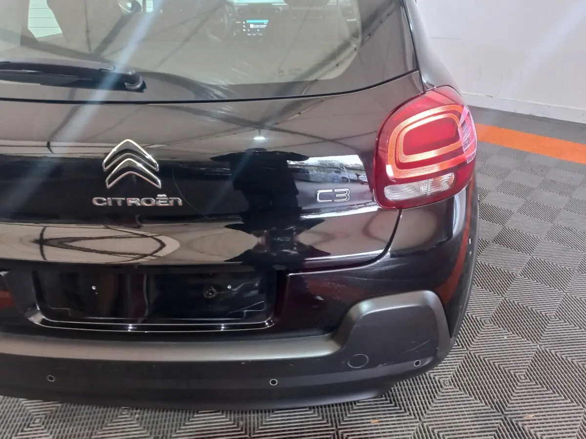 Vue arrière droite d'une Citroën C3 noire 2024 avec feux arrière LED et logo distinctif visible.