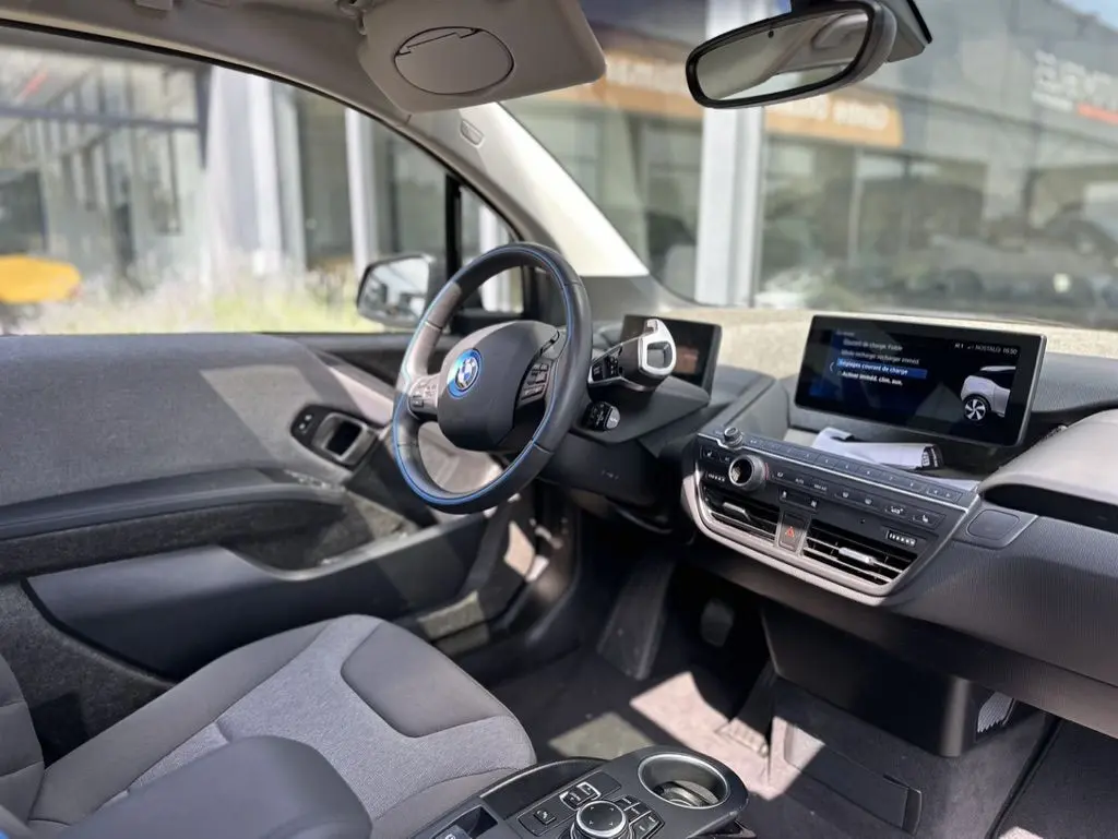 Intérieur de la BMW I3 120 AH Edition Windmill 2022, vue côté conducteur avec tableau de bord et écran central.