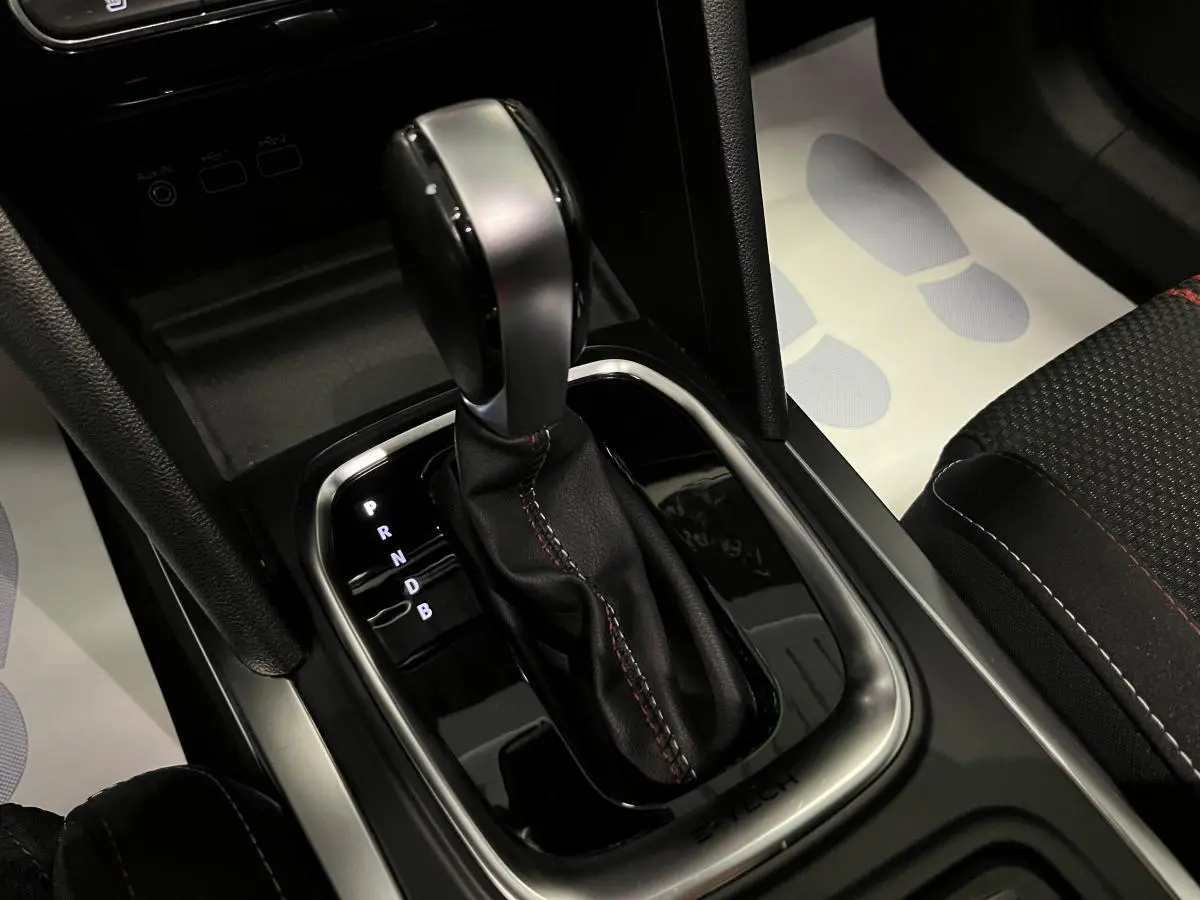 Levier de vitesse automatique avec surpiqûres rouges de la Renault Mégane 1.6 E-Tech Plug-in Hybride intérieur noir.