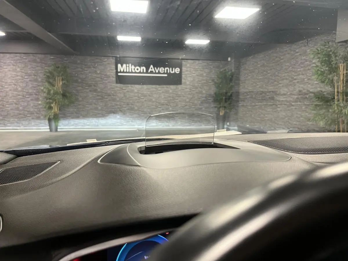 Affichage tête haute transparent sur tableau de bord noir de Renault Mégane bleu vue intérieure avant