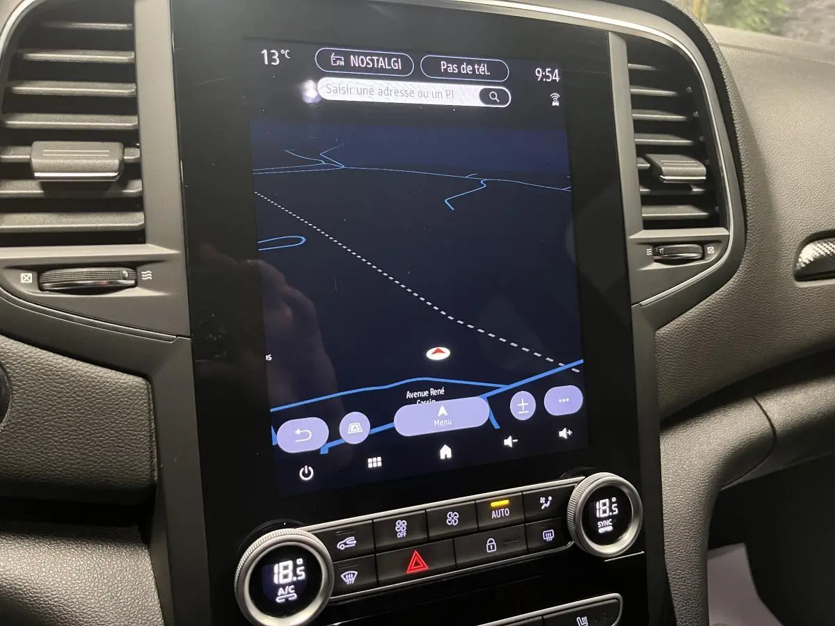 Écran tactile central avec navigation active dans l'habitacle noir de la Renault Mégane 1.6 E-Tech Plug-in Hybride R.S. Line