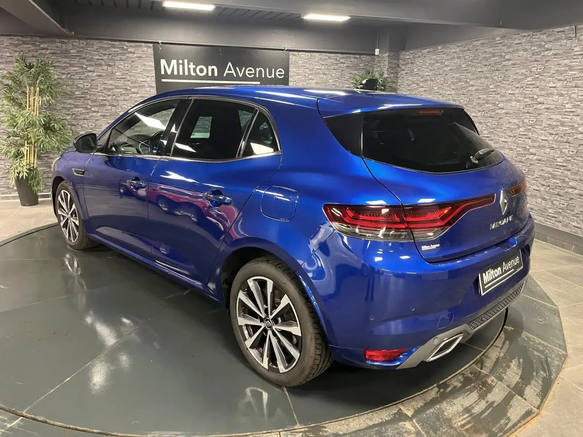 Vue 3/4 arrière droite de la Renault Mégane 1.6 E-Tech Plug-in Hybride bleu avec jantes alliage et feux LED dynamiques.