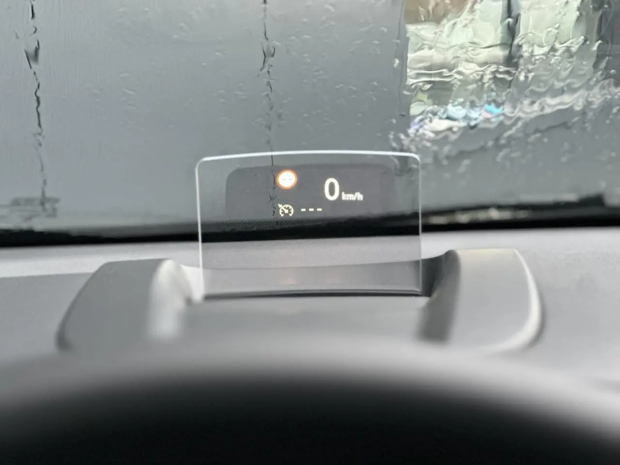 Affichage tête haute du tableau de bord de la Citroën C3 Aircross 2024, vitesse à 0 km/h sous pluie.