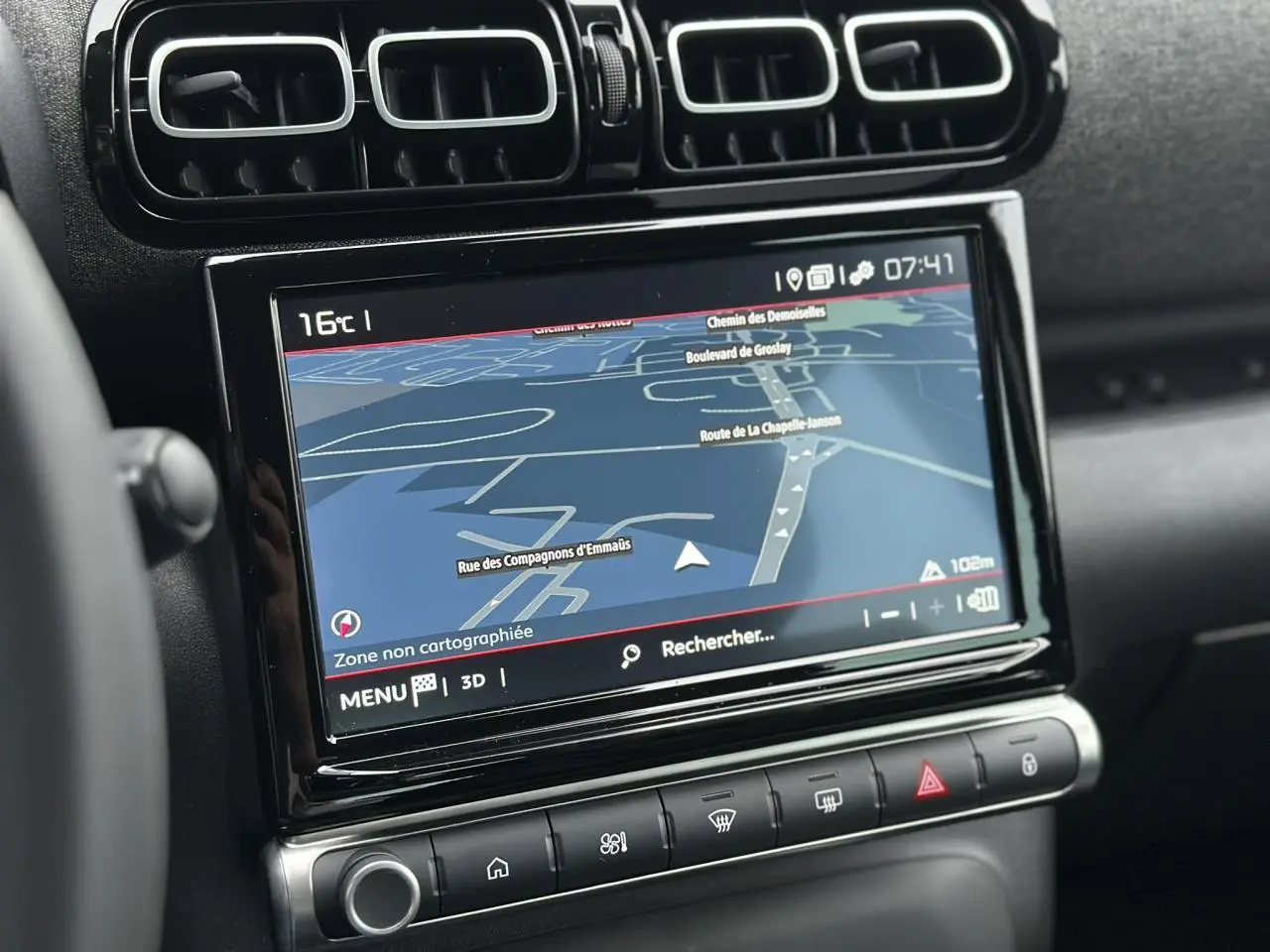 Écran tactile GPS en gros plan sur le tableau de bord noir du Citroën C3 Aircross 2024 PureTech 130.