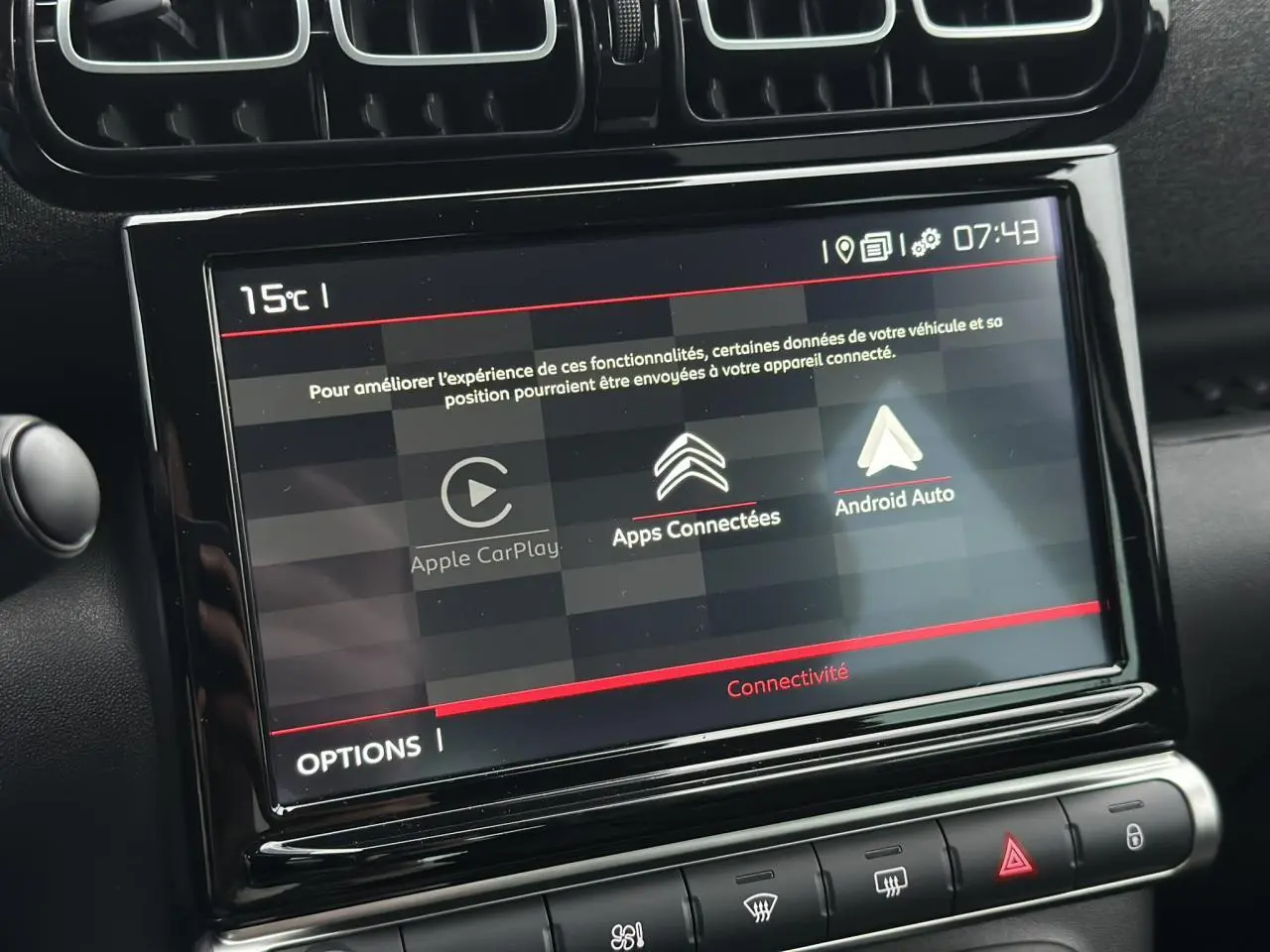 Écran tactile central de la Citroën C3 Aircross 2024 affichant Apple CarPlay et Android Auto, intérieur noir.
