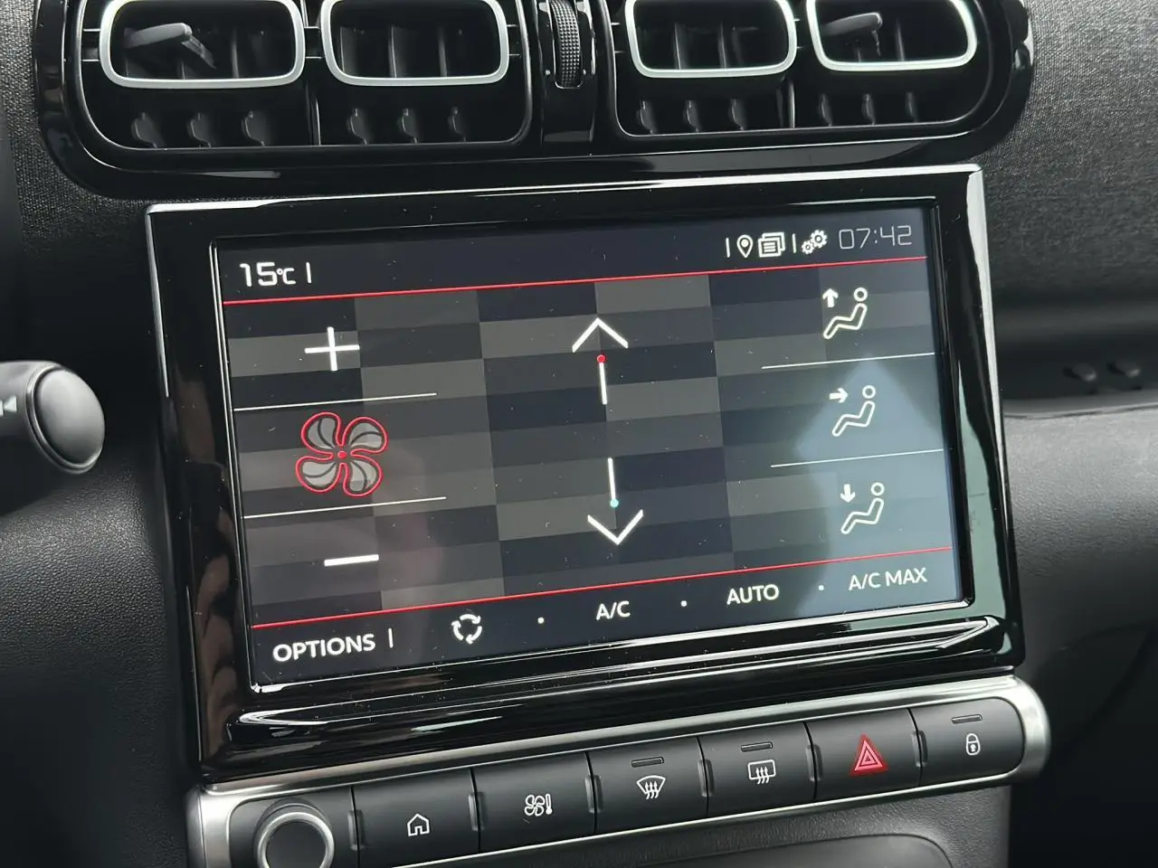 Écran tactile central de la climatisation sur tableau de bord noir d'une Citroën C3 Aircross 2024.