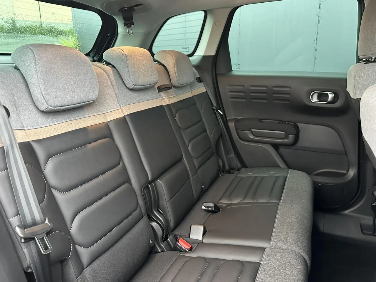 Banquette arrière en cuir et tissu gris de la Citroën C3 Aircross 2024, vue côté droit intérieur.