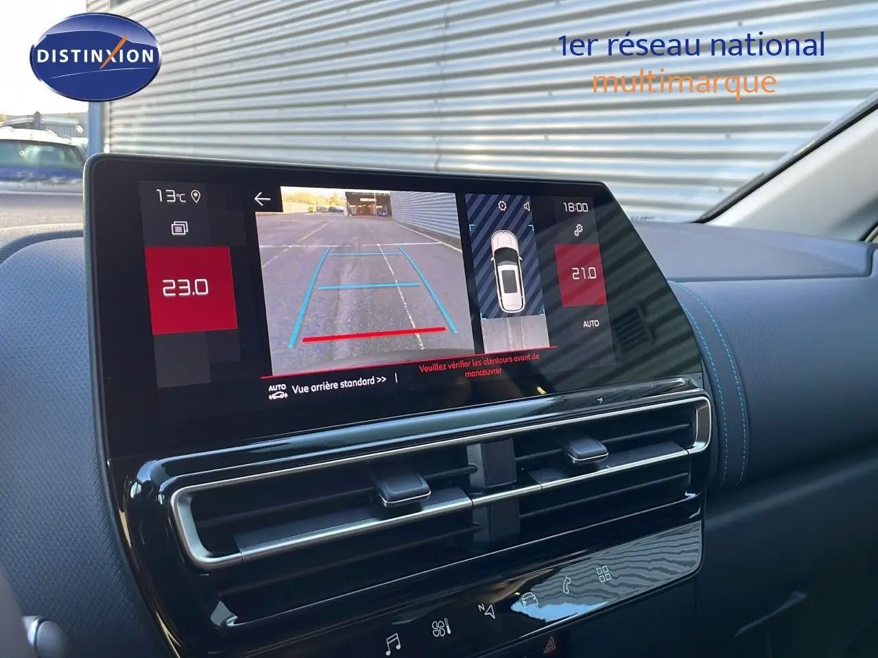 Écran tactile central affichant la caméra de recul dans l'habitacle d'une Citroën C5 Aircross noir perla metal.