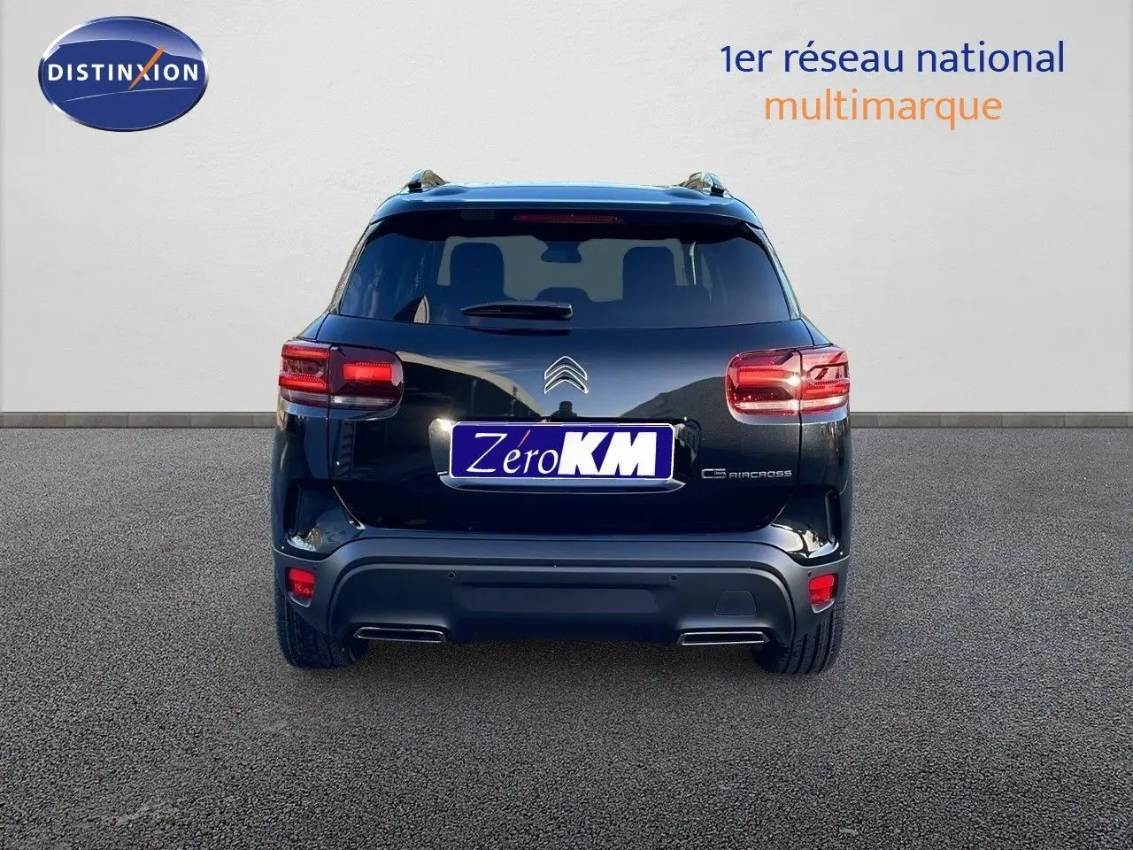 Vue arrière d'un Citroën C5 Aircross noir perla metal avec feux LED et double sortie d'échappement intégrée.