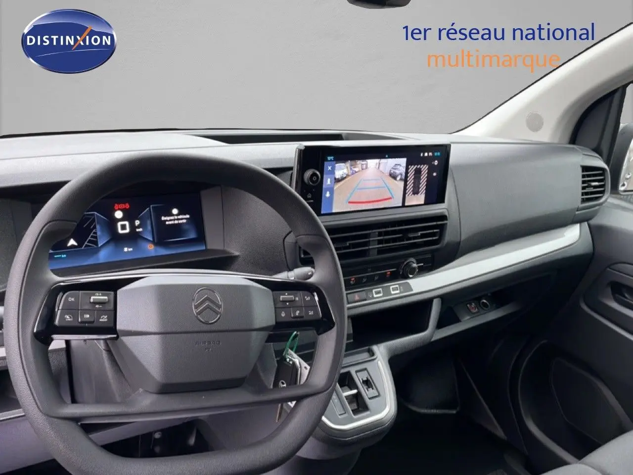 Intérieur du Citroën Jumpy Van Long L3 gris, vue du poste de conduite avec écran tactile et volant multifonction.