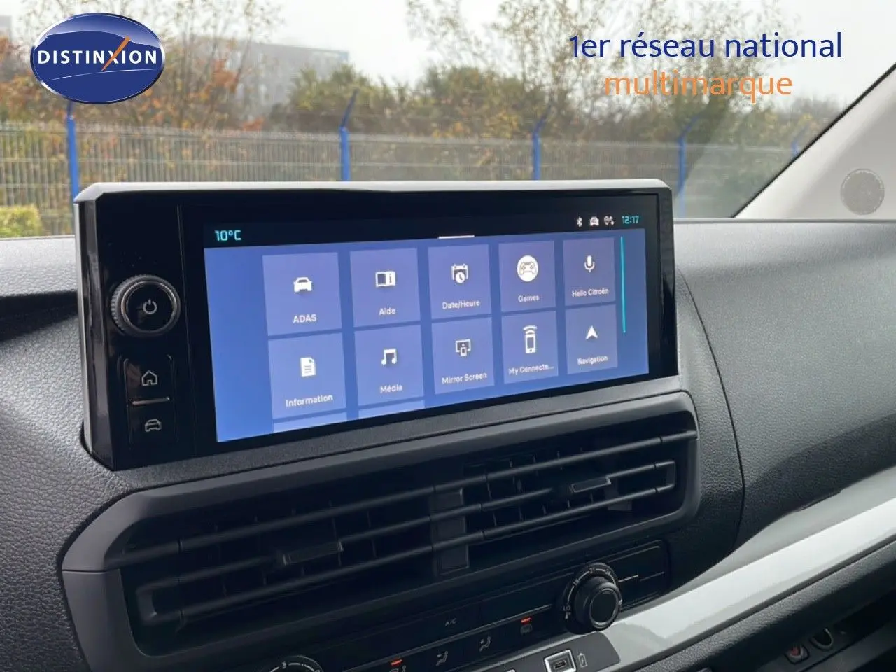 Écran tactile central du tableau de bord du Citroën Jumpy gris Artense, avec interface multimédia affichée.