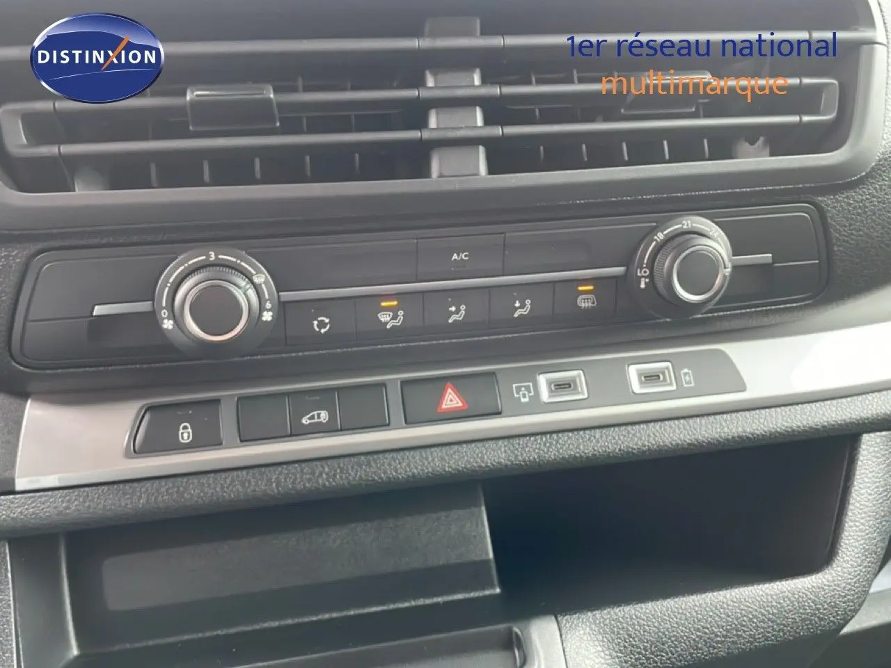 Détail de la console centrale du Citroën Jumpy gris Artense, avec commandes climatisation et boutons multifonctions.