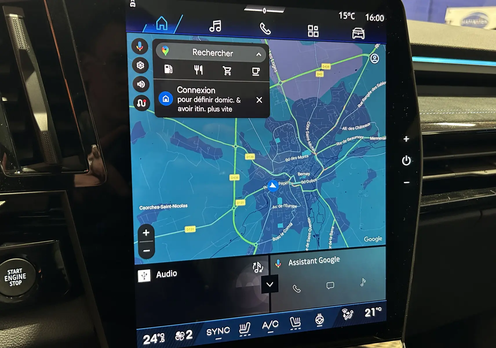 Écran tactile central vertical du Renault Austral Ph.2 blanc nacré, affichant la navigation Google Maps et commandes climatisation.