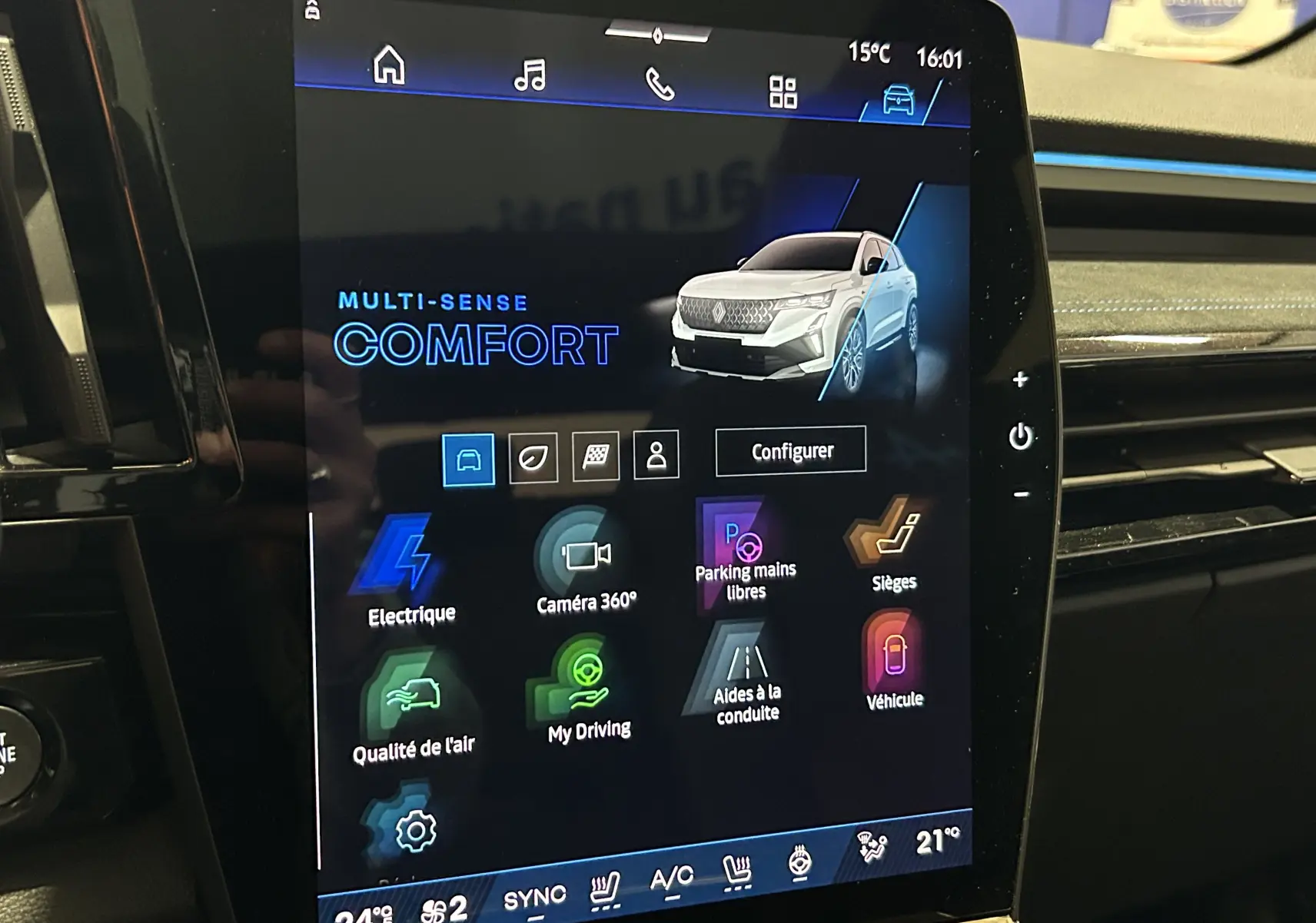 Écran tactile intérieur du Renault Austral Ph.2 blanc nacré satin affichant le mode Multi-Sense Confort et options de conduite.